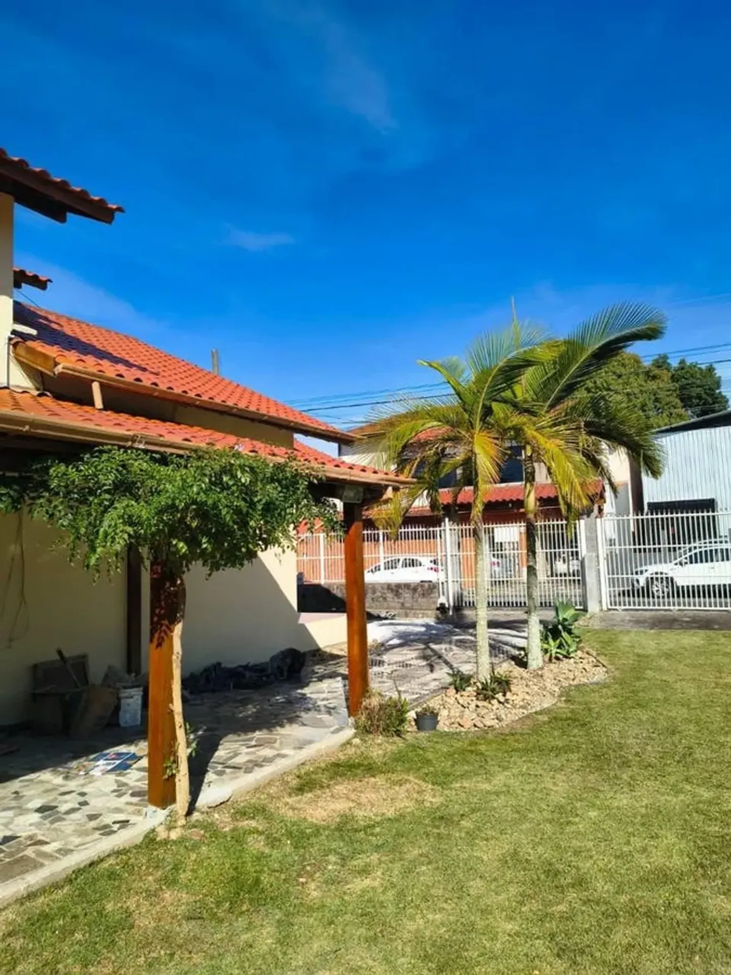 700 m² house with a bathtub and a grill on the balcony — photo 5