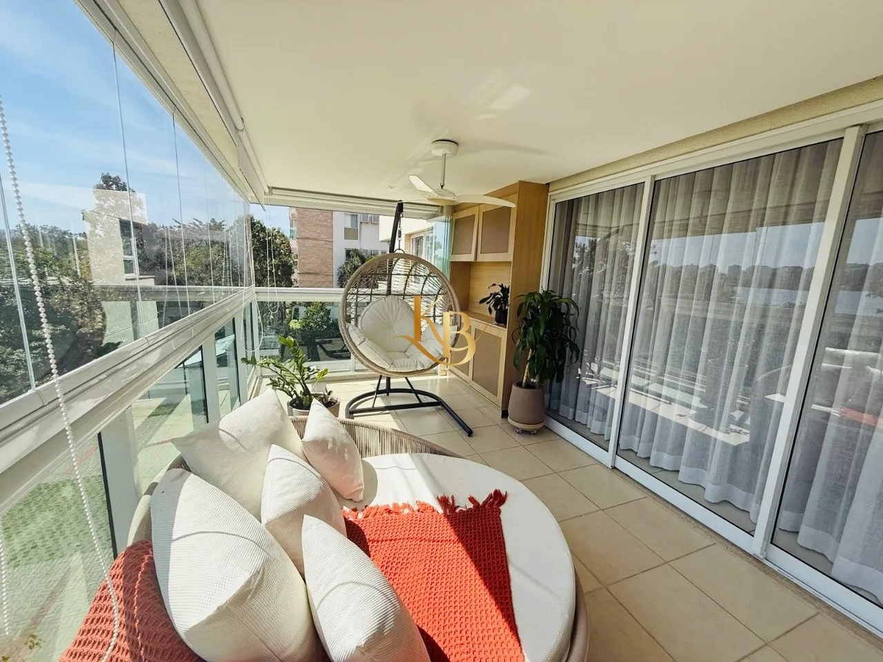 Furnished 4-bedroom apartment with enclosed balcony and grill — photo 7