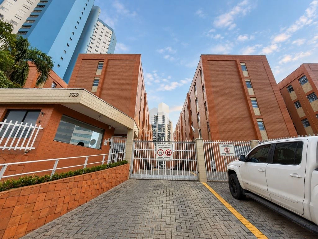 3-bedroom apartment with wood or laminate floors in Curitiba — photo 9