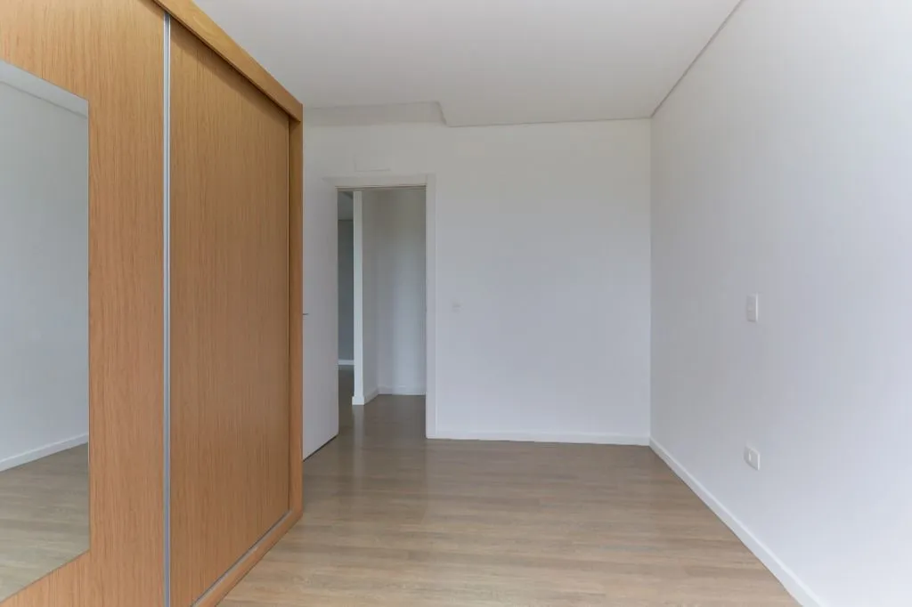 Furnished 2-bedroom apartment with an open-plan kitchen — photo 20