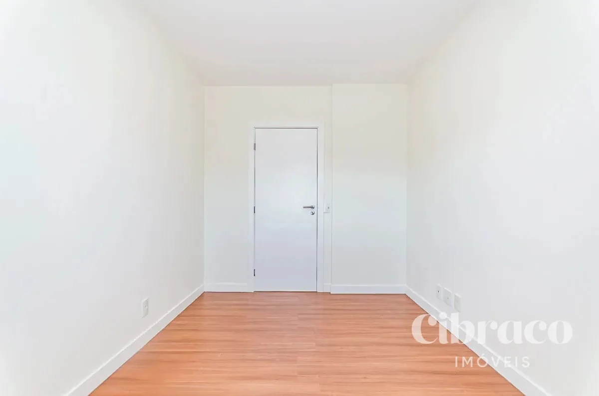 Balcony with a grill in a 2-bedroom apartment, 71 m² — photo 17