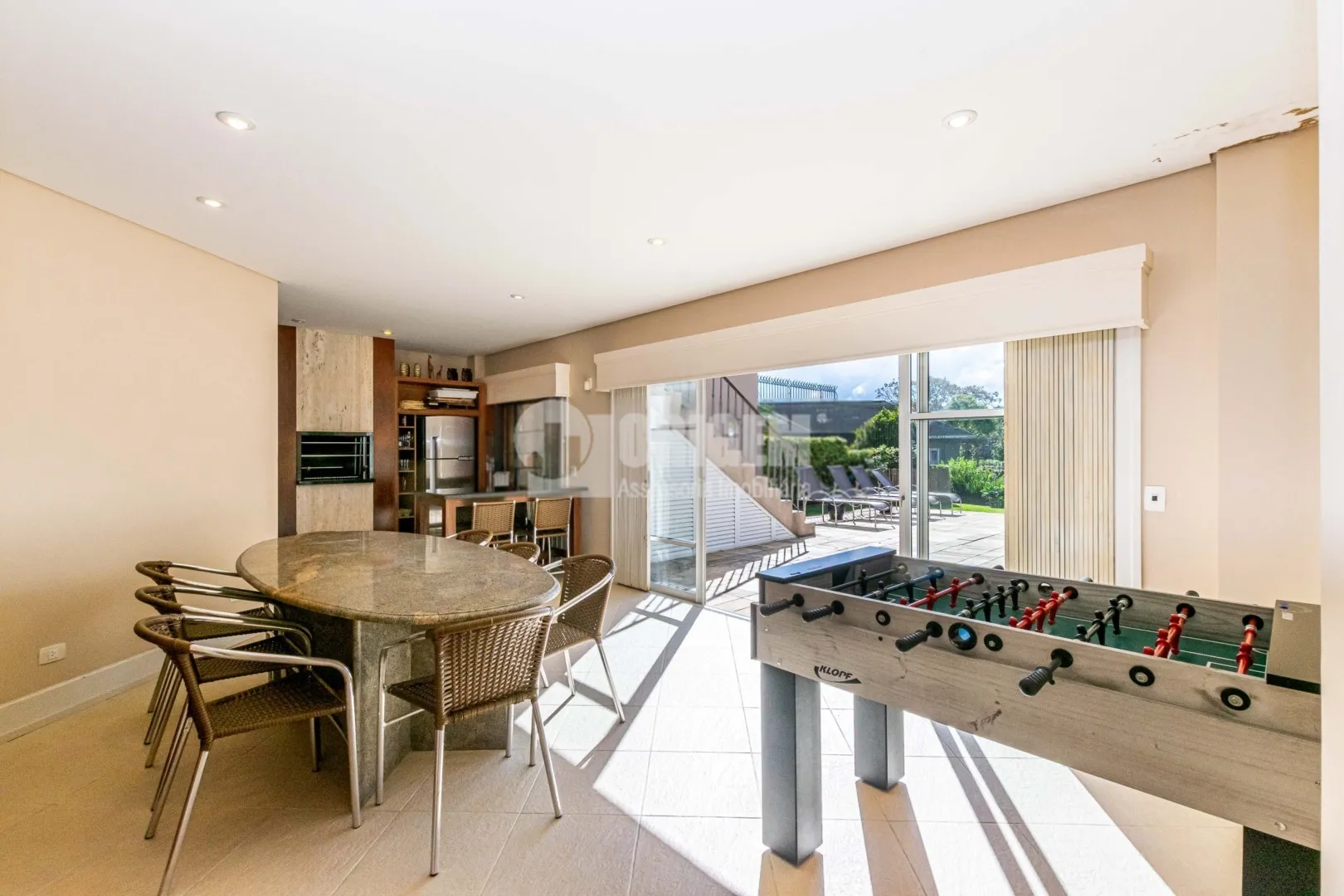 589 m² house with a bathtub and a water view — photo 2