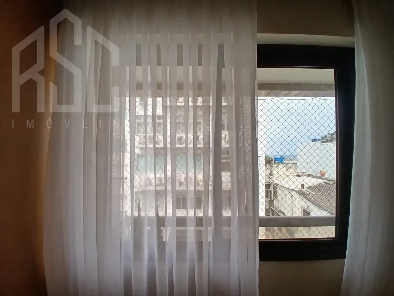 Balcony with a grill in a 2-bedroom apartment, 153 m² — photo 46