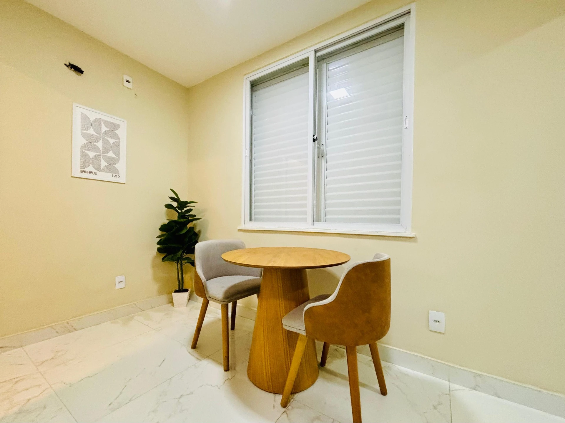 Furnished 1-bedroom apartment with a closed kitchen — photo 11