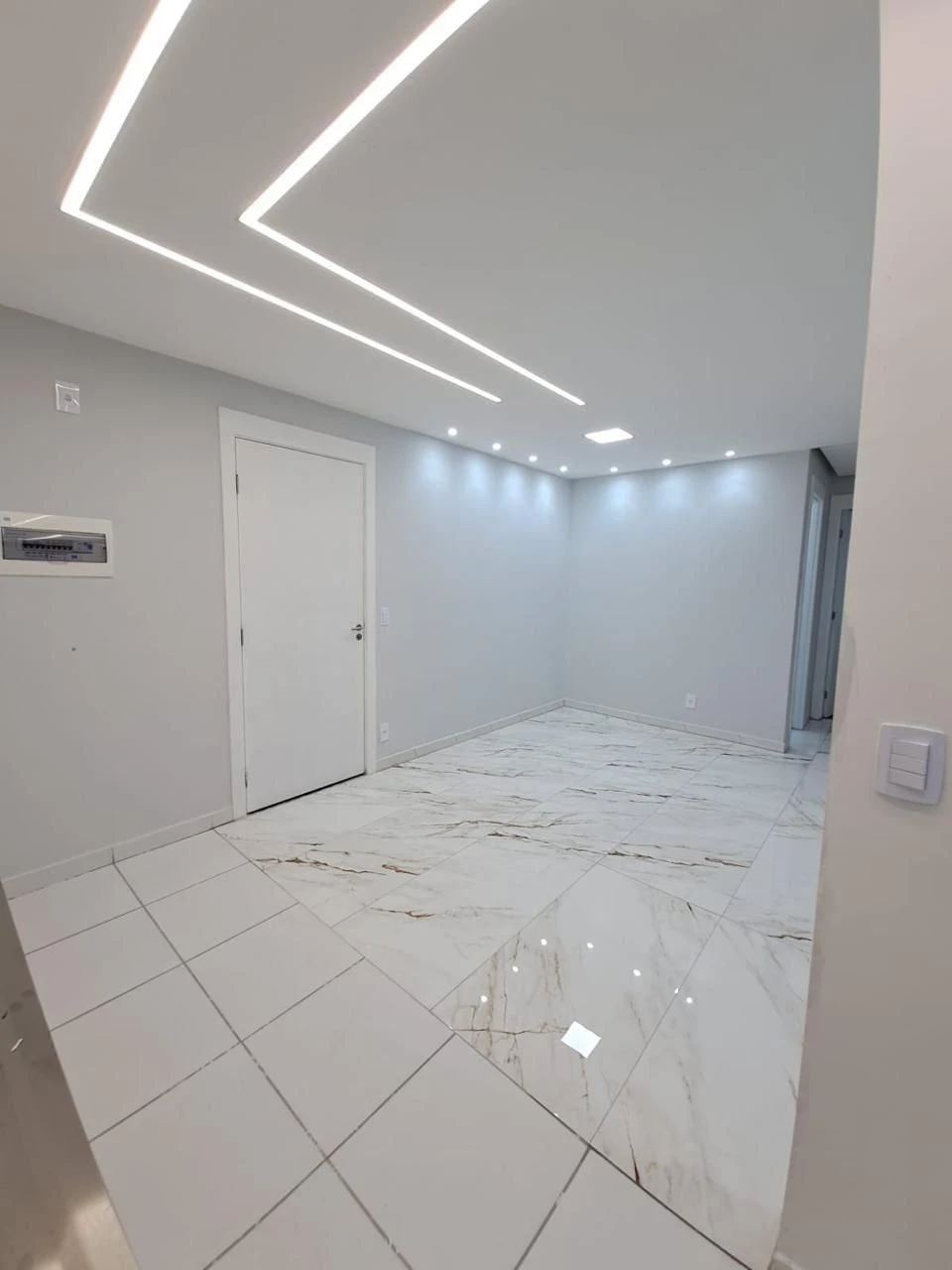 2-bedroom apartment in a building with a gym — photo 10