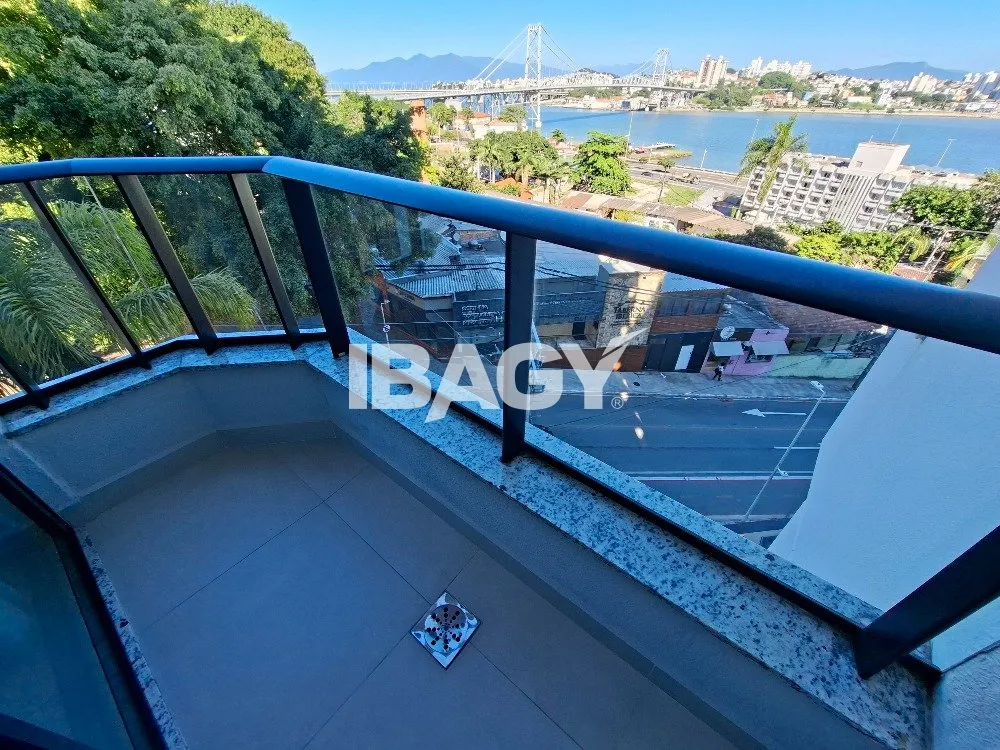 Studio with a glassed-in balcony and open-plan kitchen — photo 73