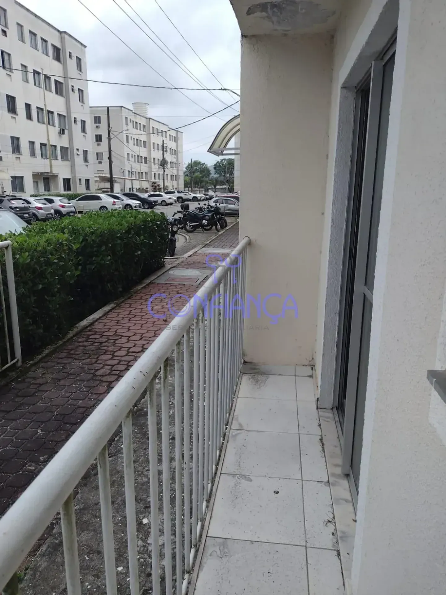 One-bedroom apartment in a building with a pool — photo 31