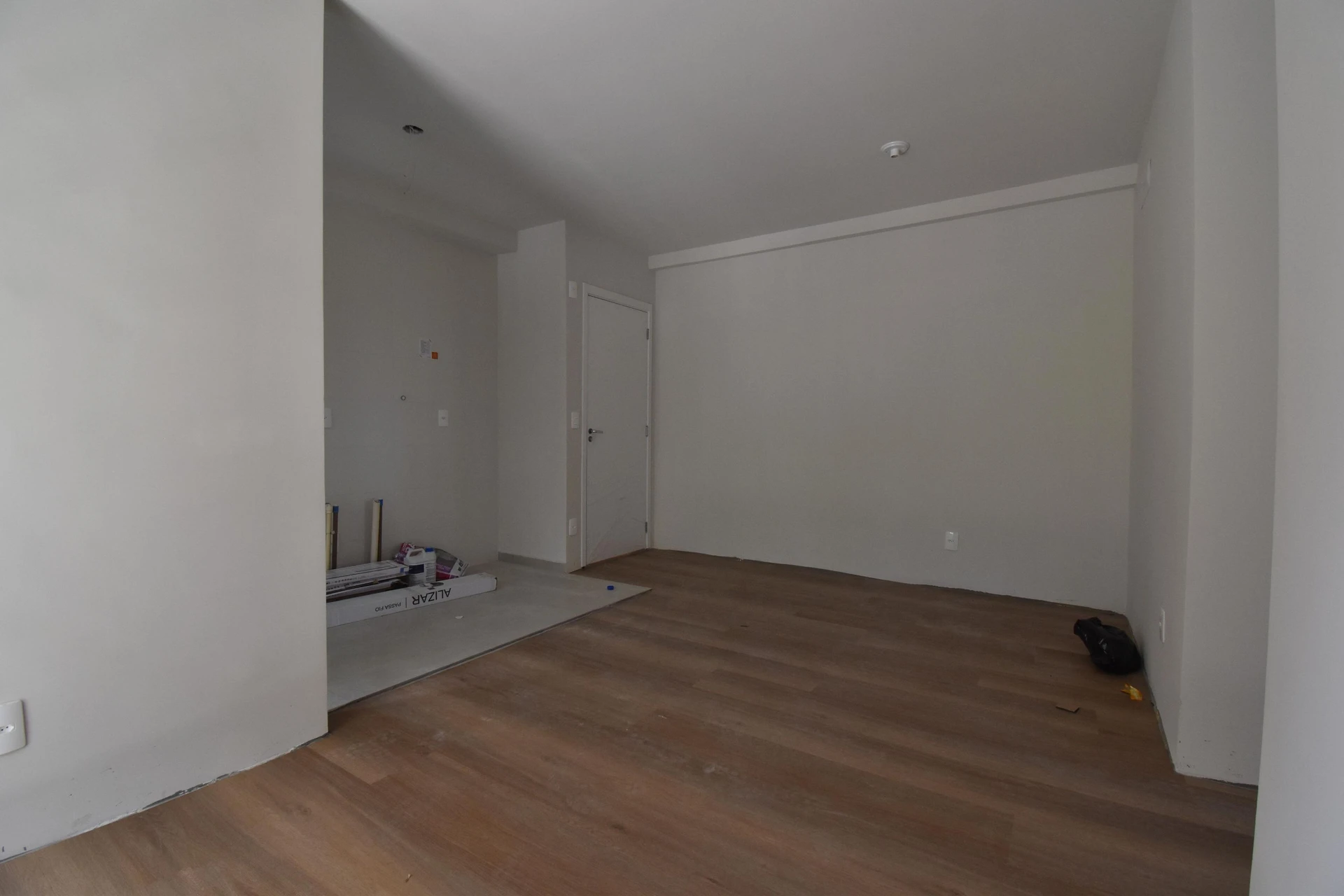Balcony with a grill in a 3-bedroom apartment, 64 m² — photo 49