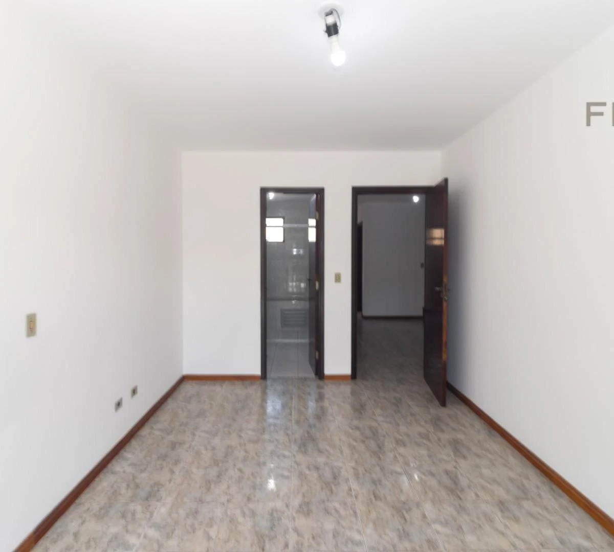 4-bedroom house with a bathtub in Curitiba — photo 17