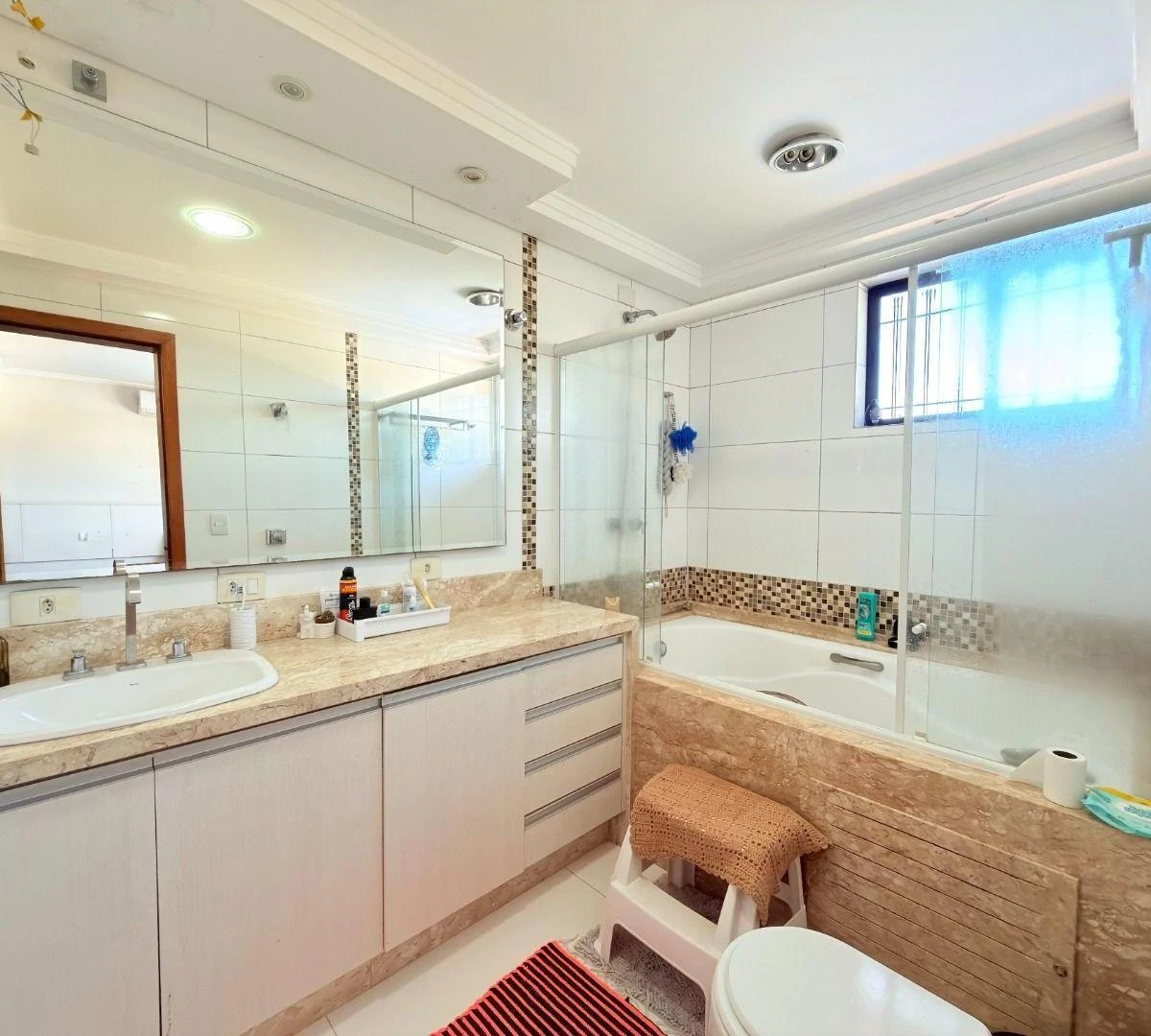 4-bedroom house with a bathtub in Curitiba — photo 37