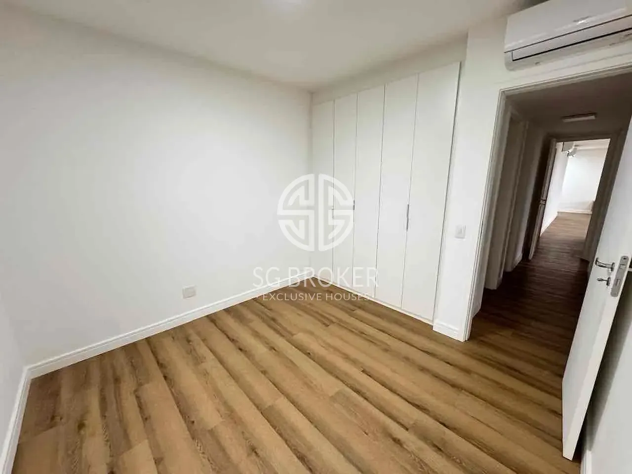 Apartment with views of the city and mountains — photo 30