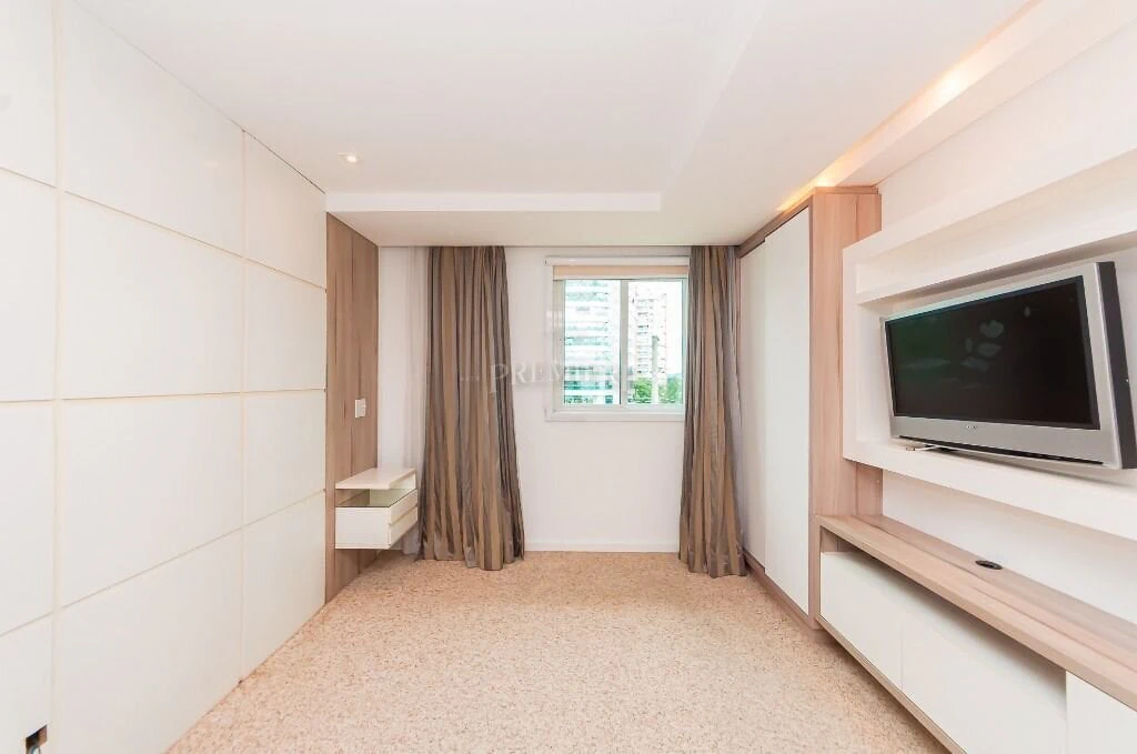 3-bedroom apartment, 1 with its own bathroom, 192 m² — photo 9