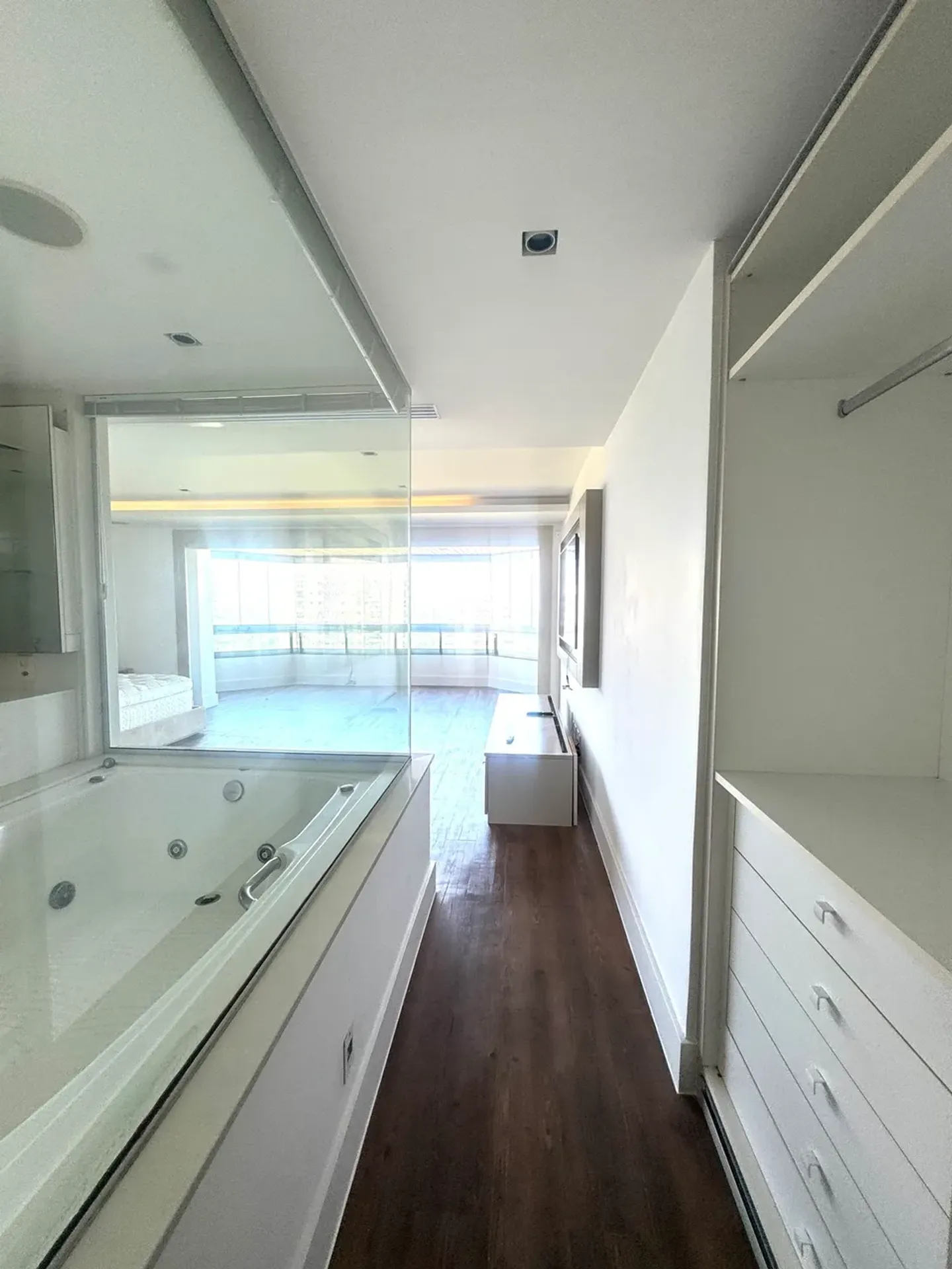 335 m² apartment with a glass-enclosed balcony and a jacuzzi — photo 19