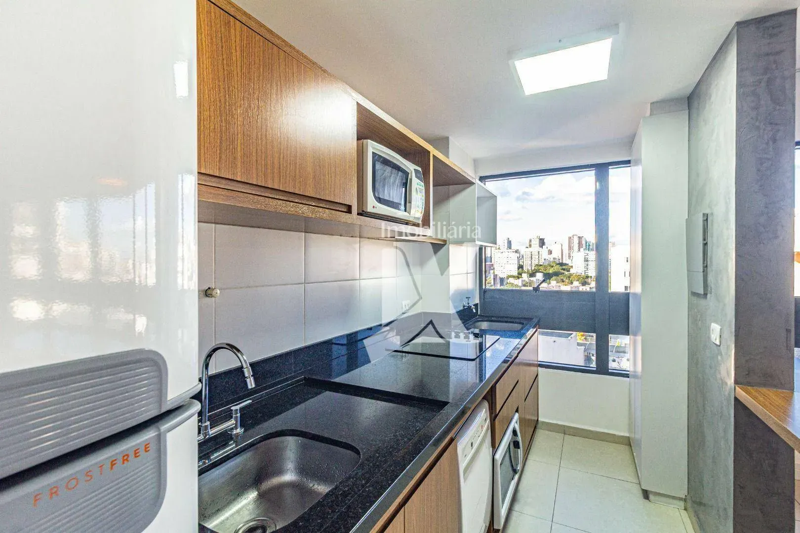 Furnished 2-bedroom apartment with open-plan kitchen — photo 11