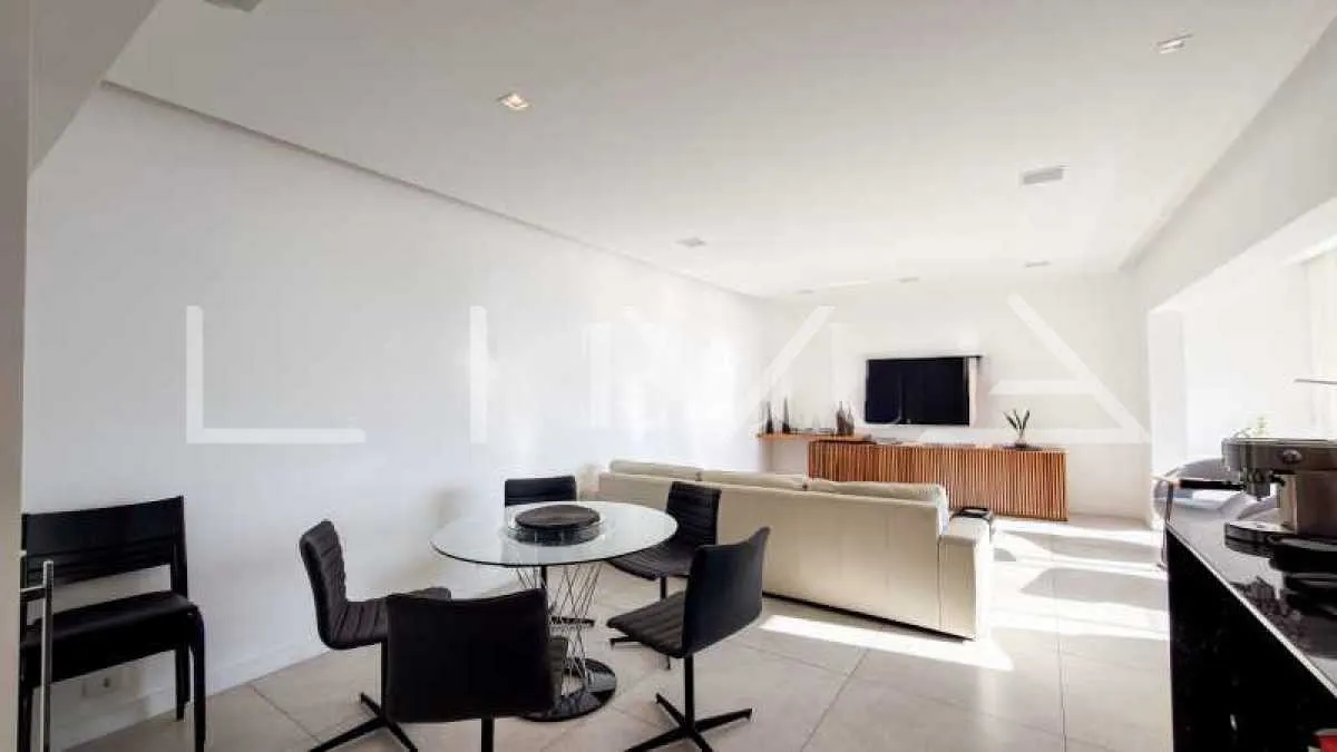 Furnished residential apartment with 4 en-suite bedrooms — photo 11