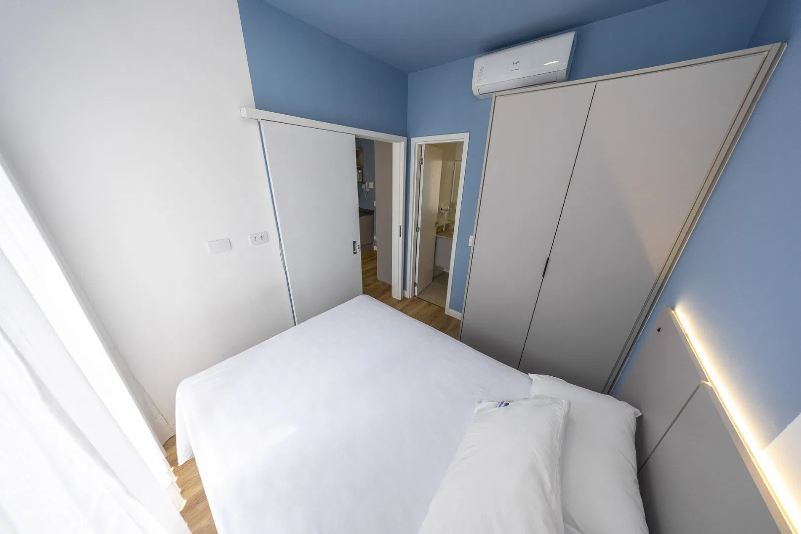 27 m² studio with a washing machine and a home office — photo 3