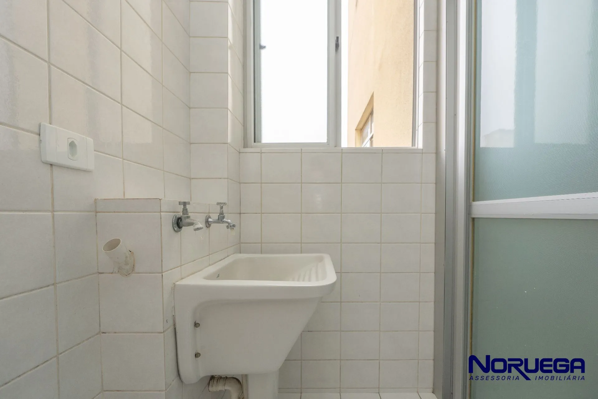 Wood or laminate floors in a 2-bedroom apartment, 103 m² — photo 14