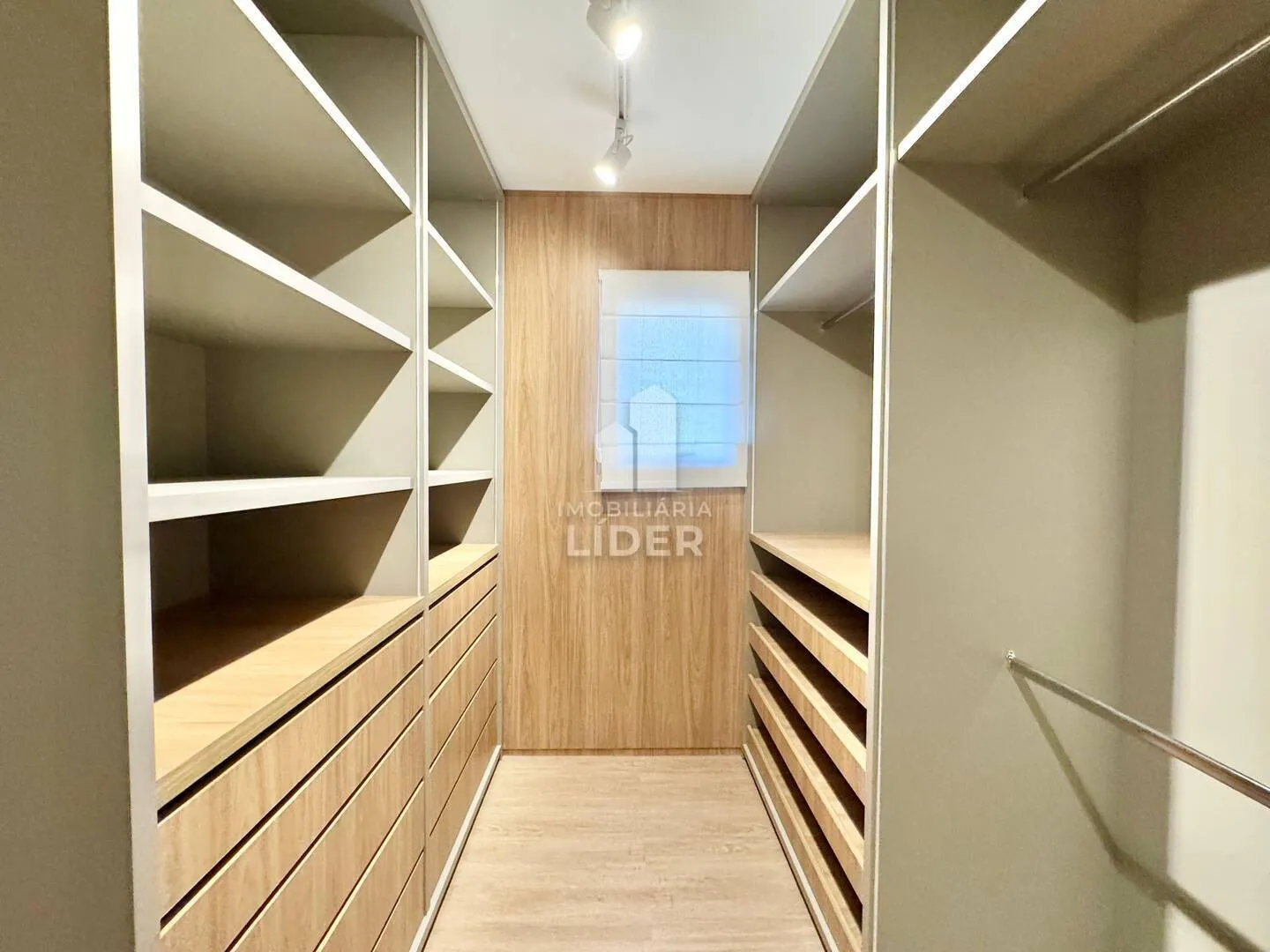 Apartment with 4 bedrooms and 3 parking spots, balcony — photo 37