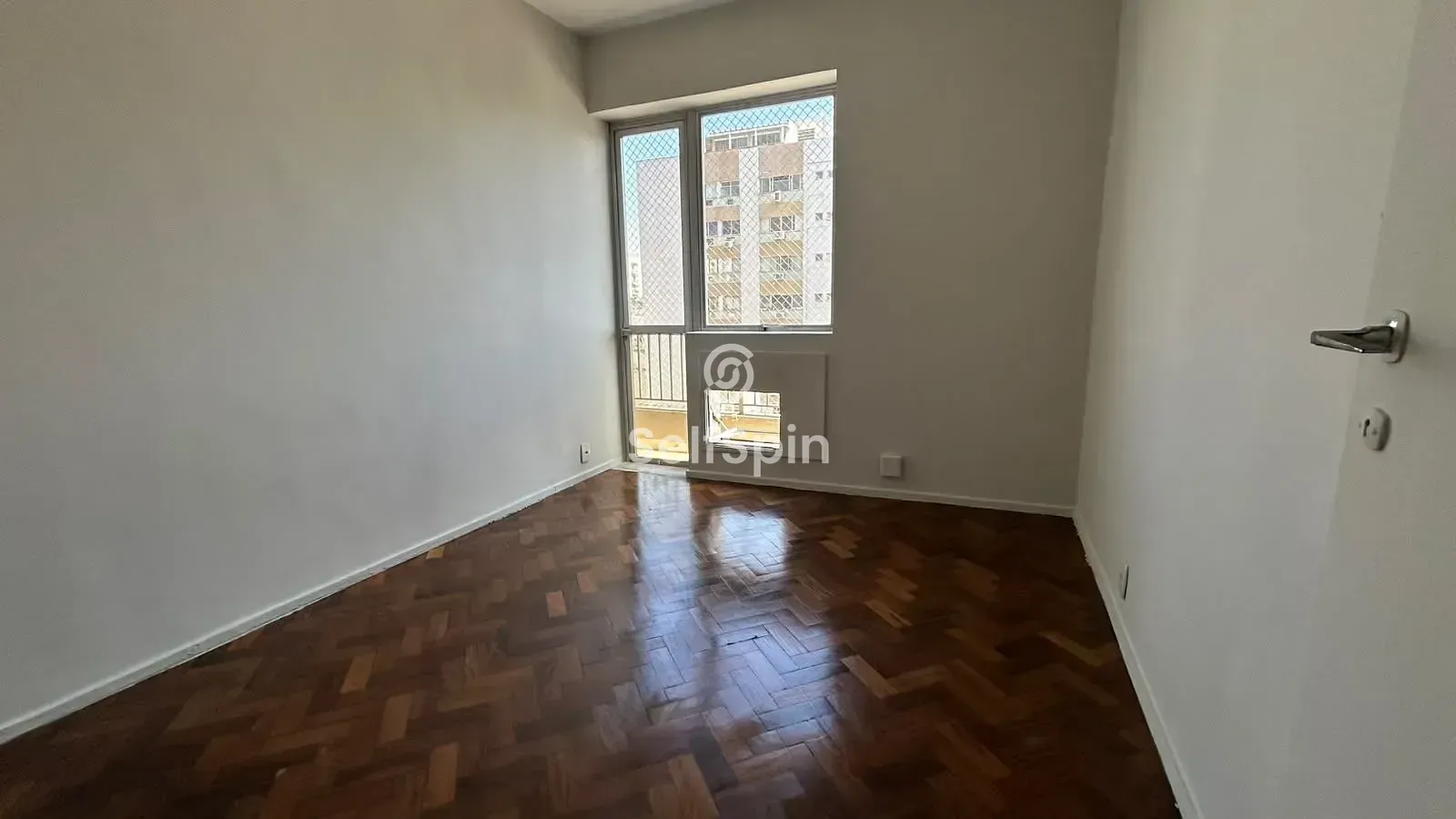 Wood or laminate floors in a 4-bedroom apartment, 114 m² — photo 8