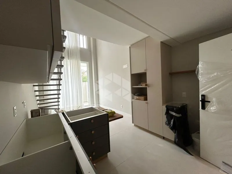 One-bedroom apartment with a glass-enclosed balcony — photo 10