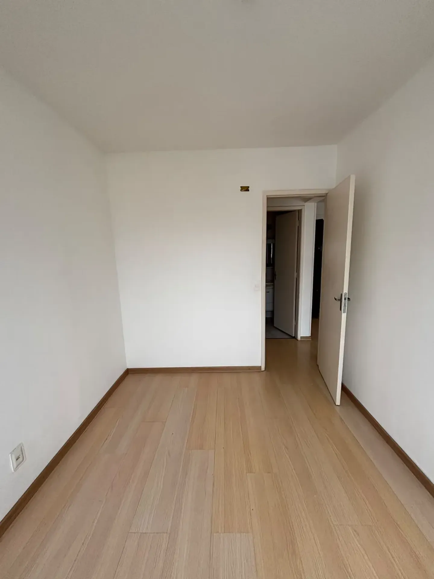 Wood or laminate floors in a 2-bedroom apartment, 23 m² — photo 7