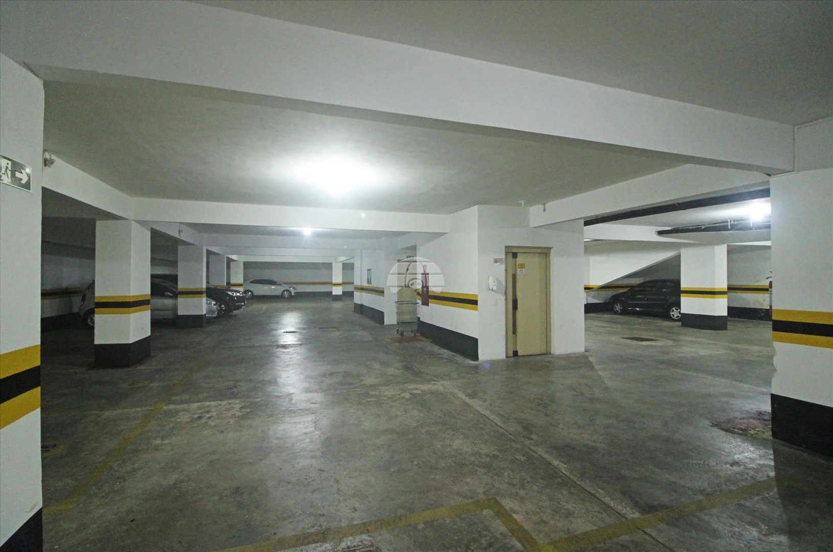 3-bedroom apartment with wood or laminate floors in Curitiba — photo 28