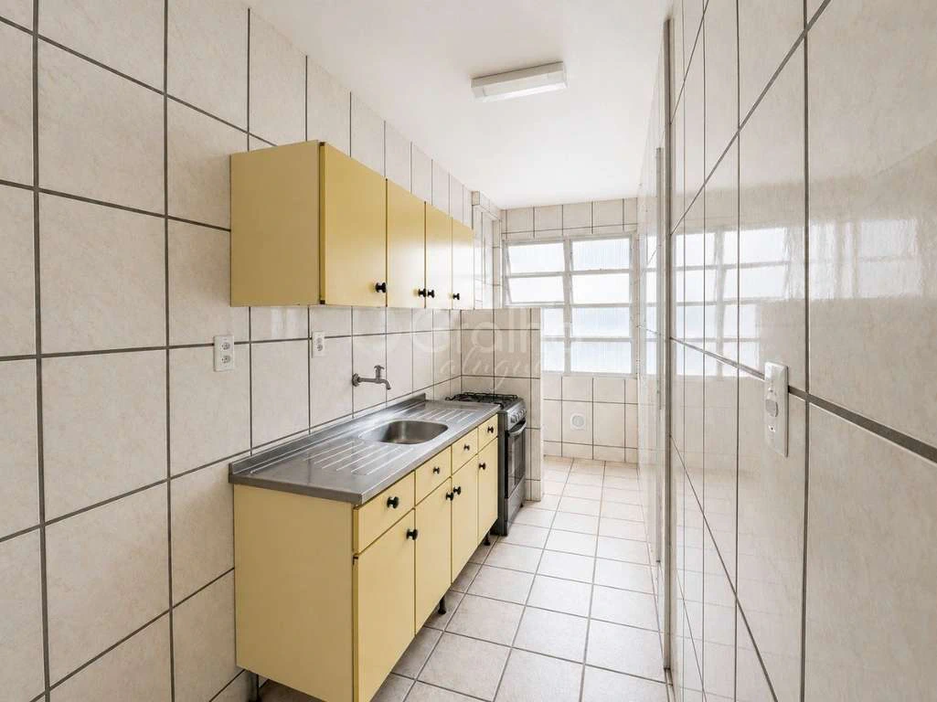 Apartamento com 3 quartos e cozinha com fogão a gás