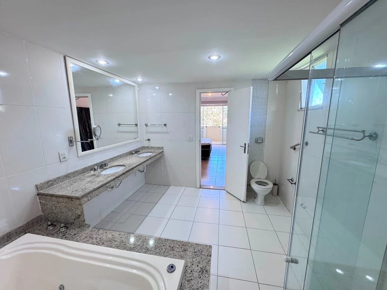 Rental house with 6 bedrooms and 246 m² — photo 16