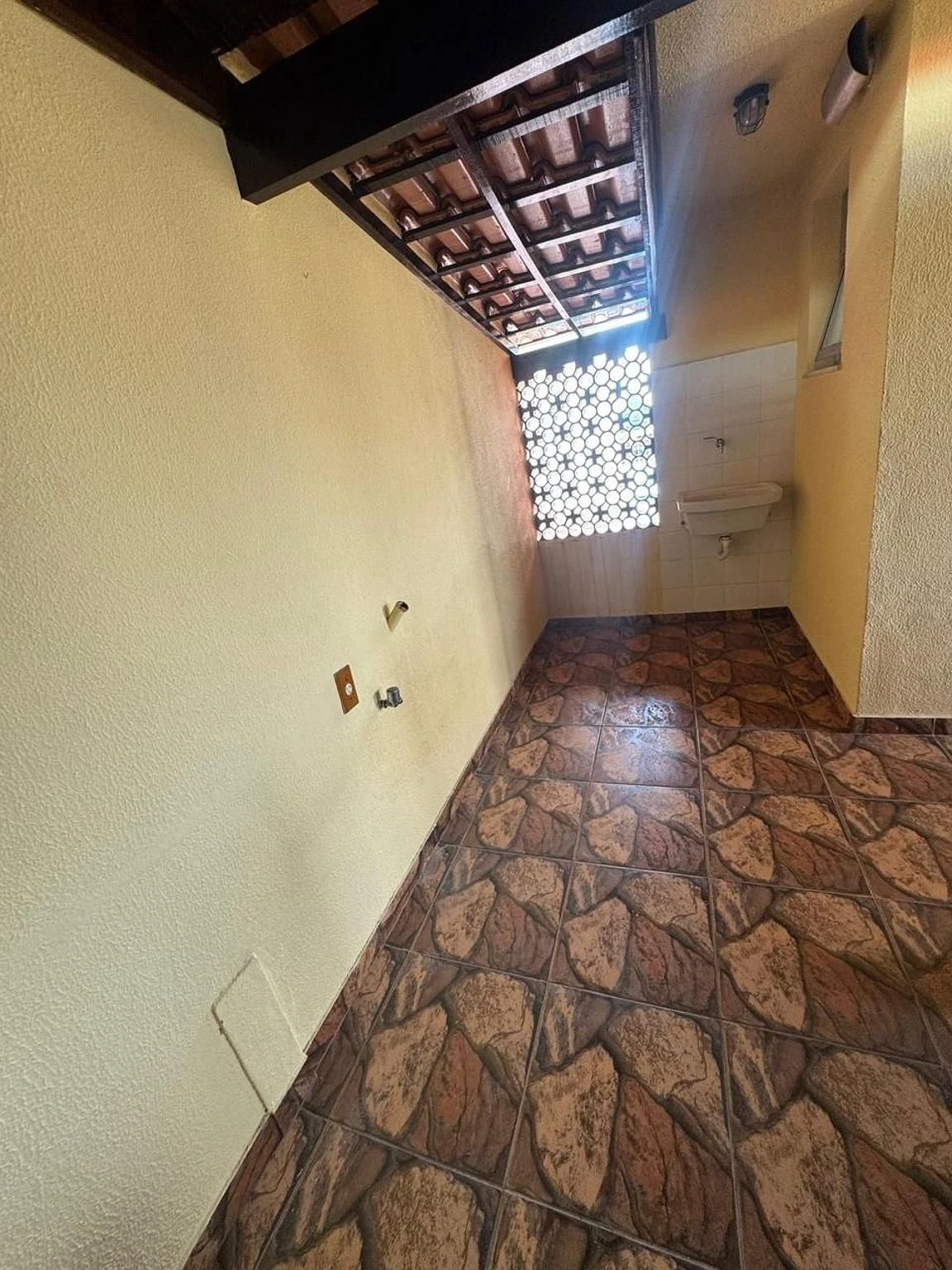 Apartment with 3 bedrooms and 4 bathrooms, balcony sink — photo 22