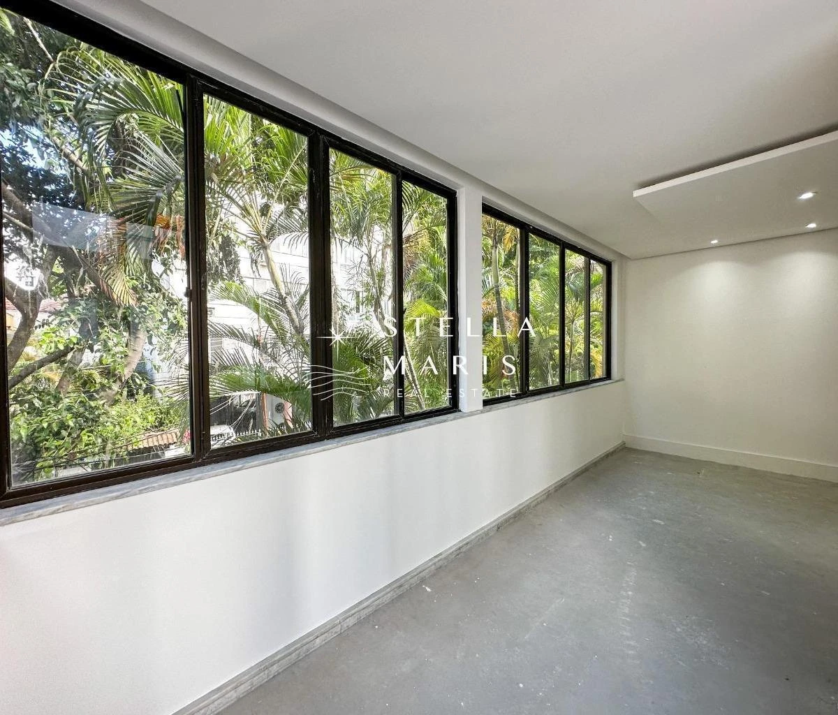 Glass-enclosed balcony in a 5-bedroom house, 402 m² — photo 13