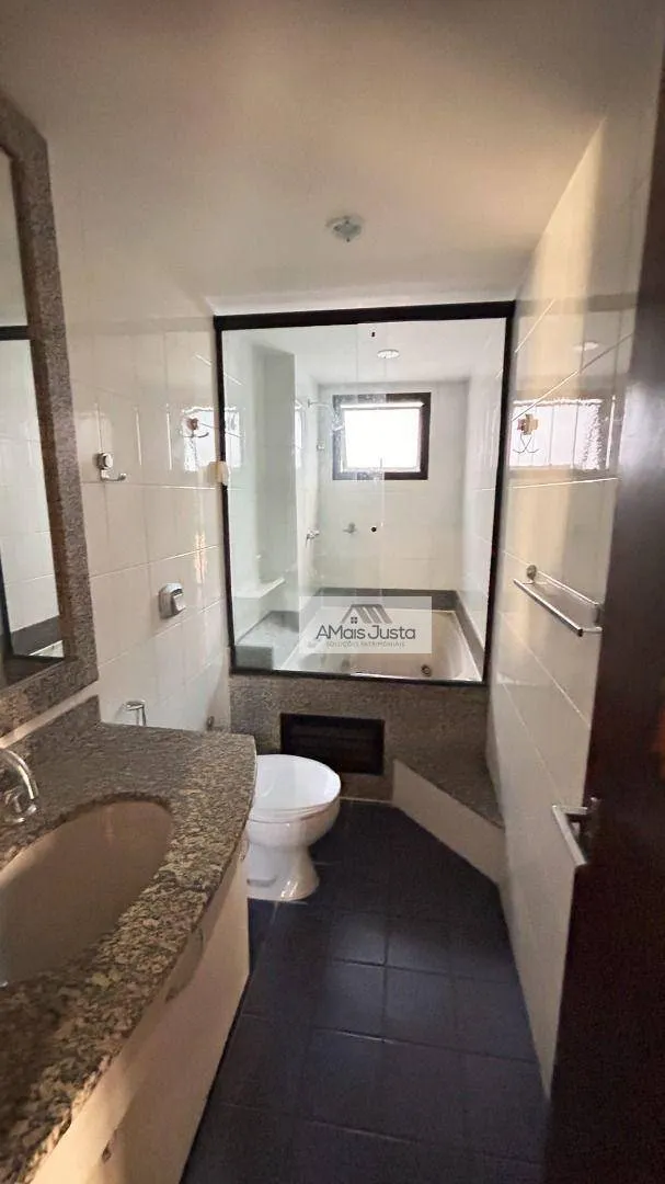 4-bedroom apartment in a building with a pool — photo 15
