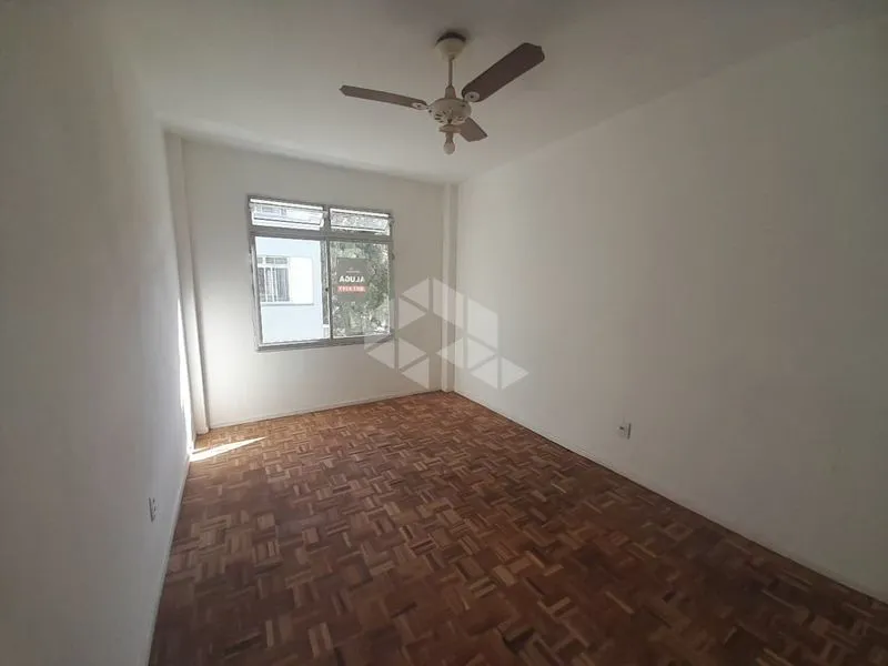 2-bedroom apartment with wood or laminate floors — photo 9