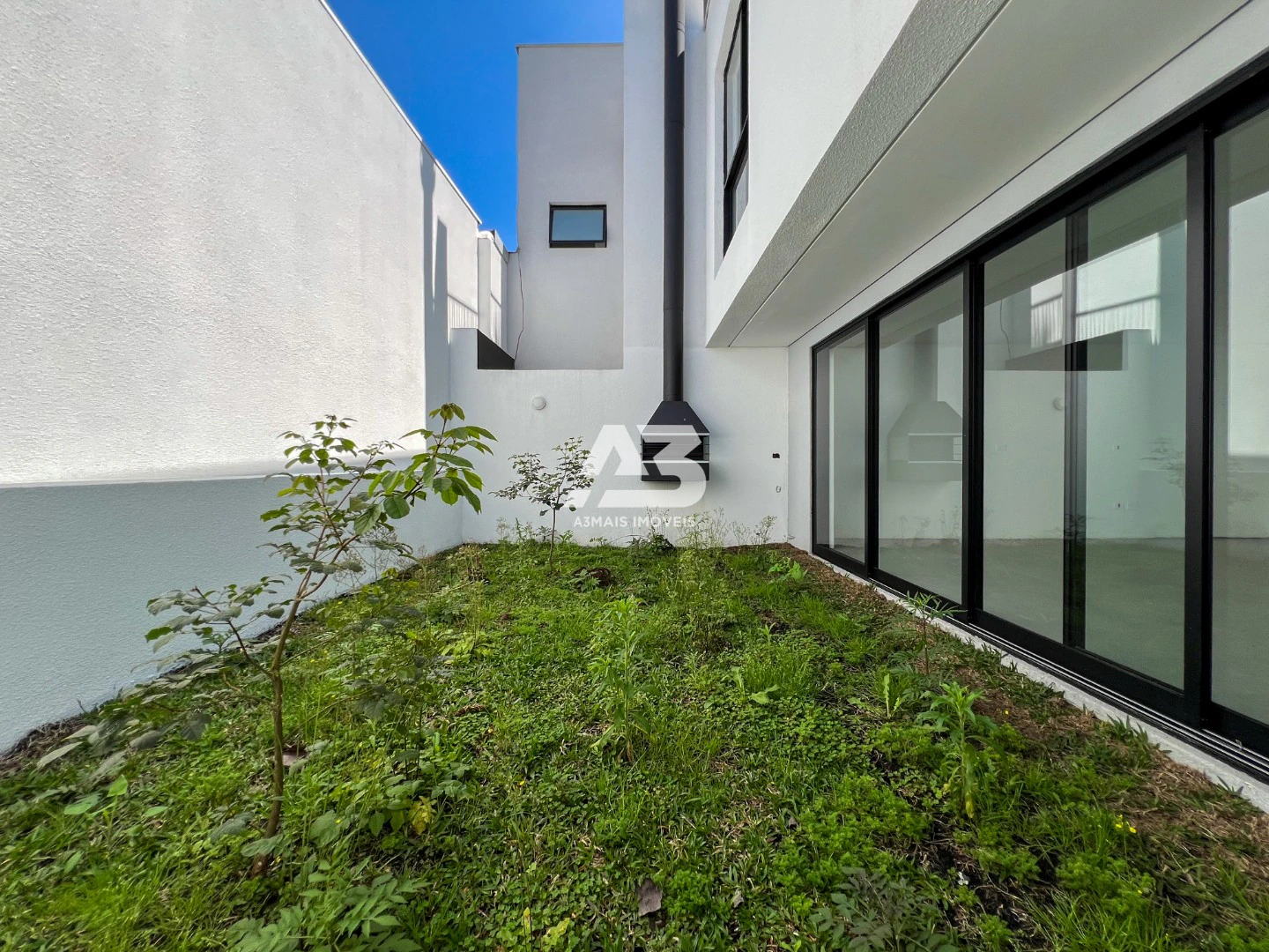 Floor-to-ceiling windows in a 3-bedroom house, 144 m² — photo 8