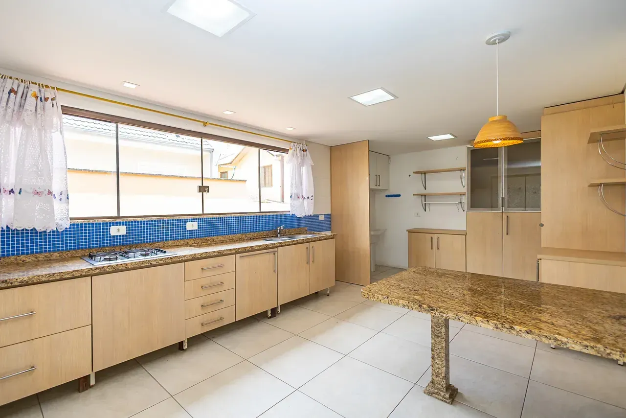 Furnished house with 5 bedrooms and 470 m² — photo 3