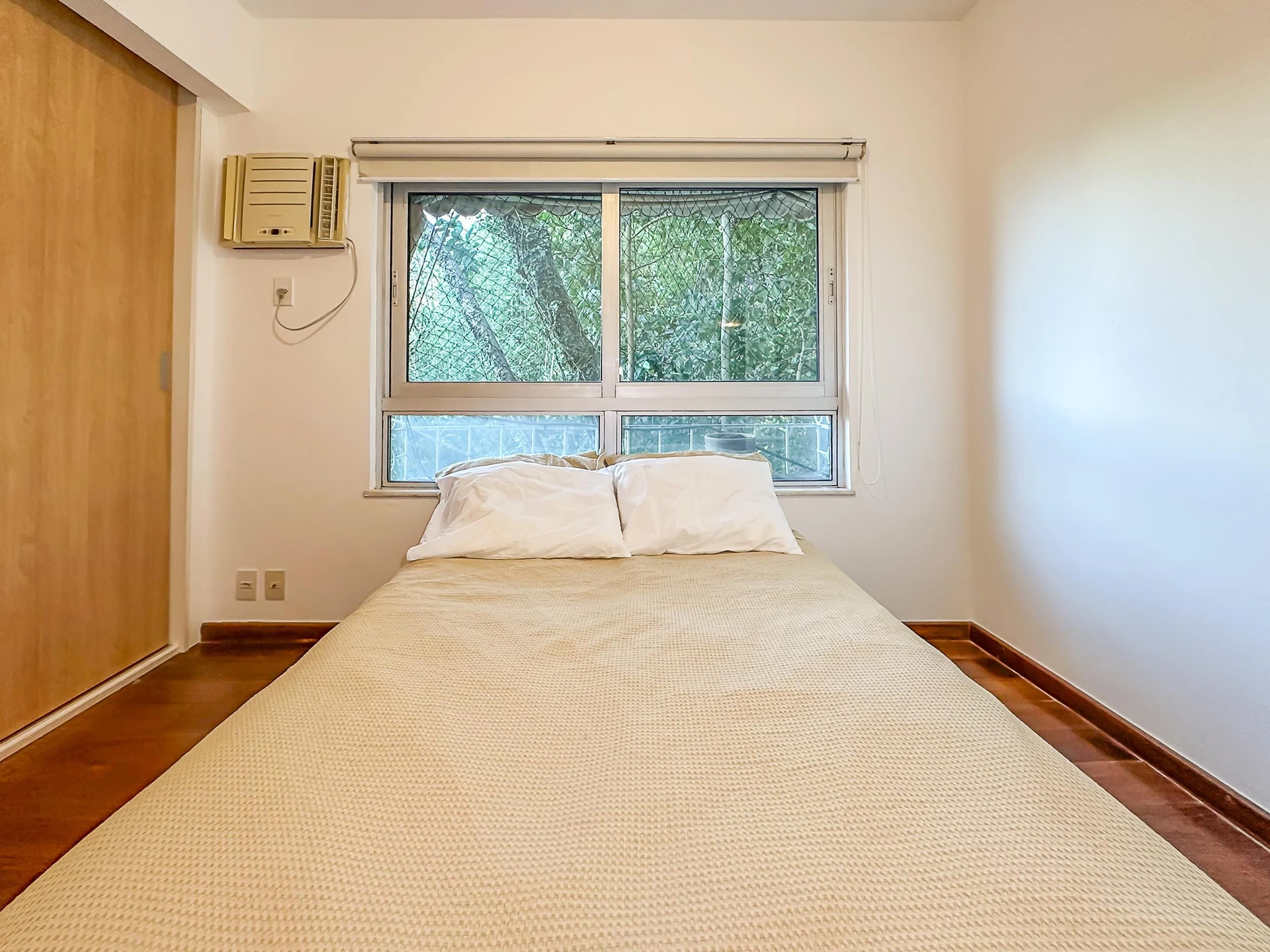 Furnished 2-bedroom apartment with open views — photo 8