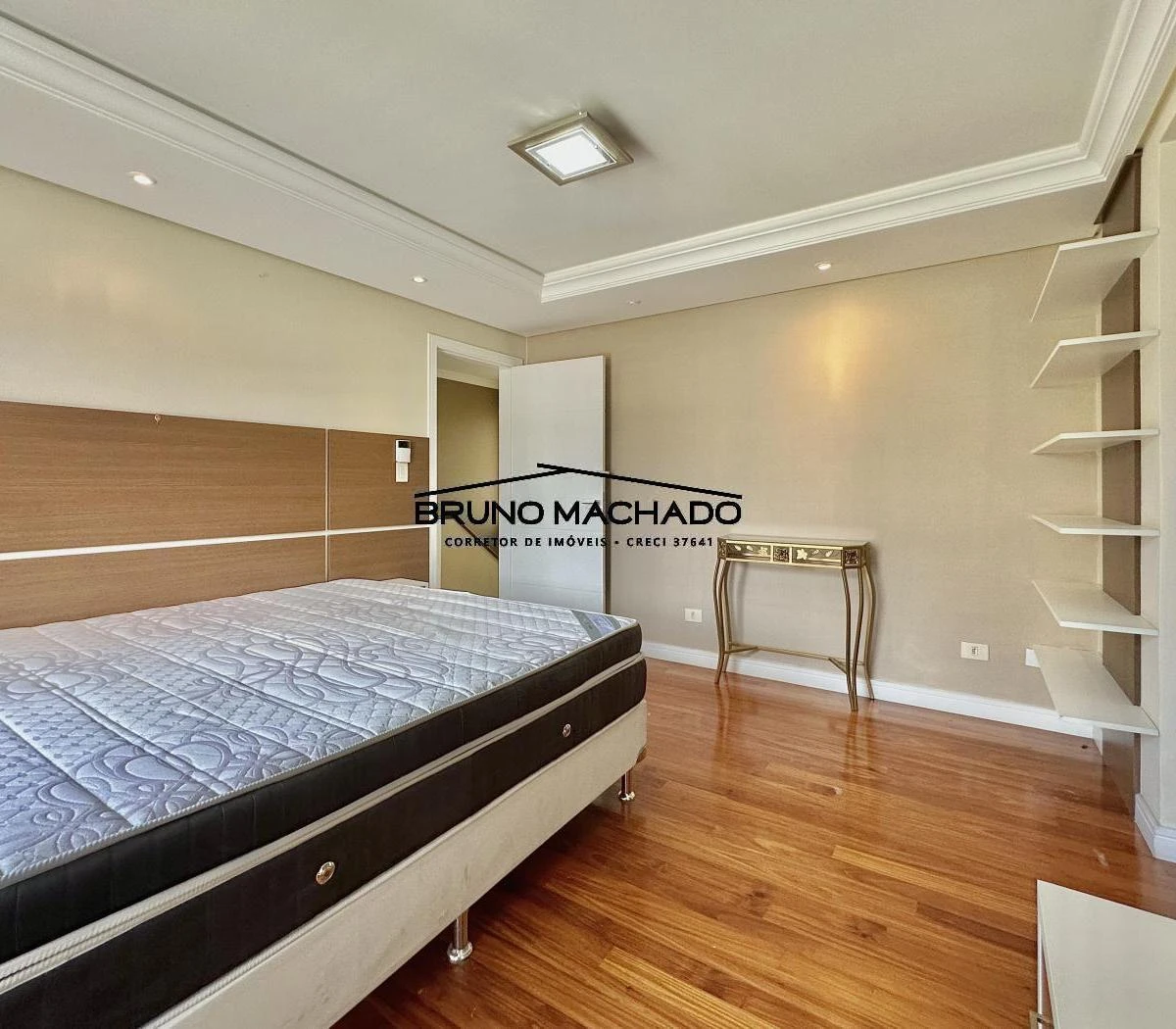 3-bedroom house with a walk-in closet in Curitiba — photo 30