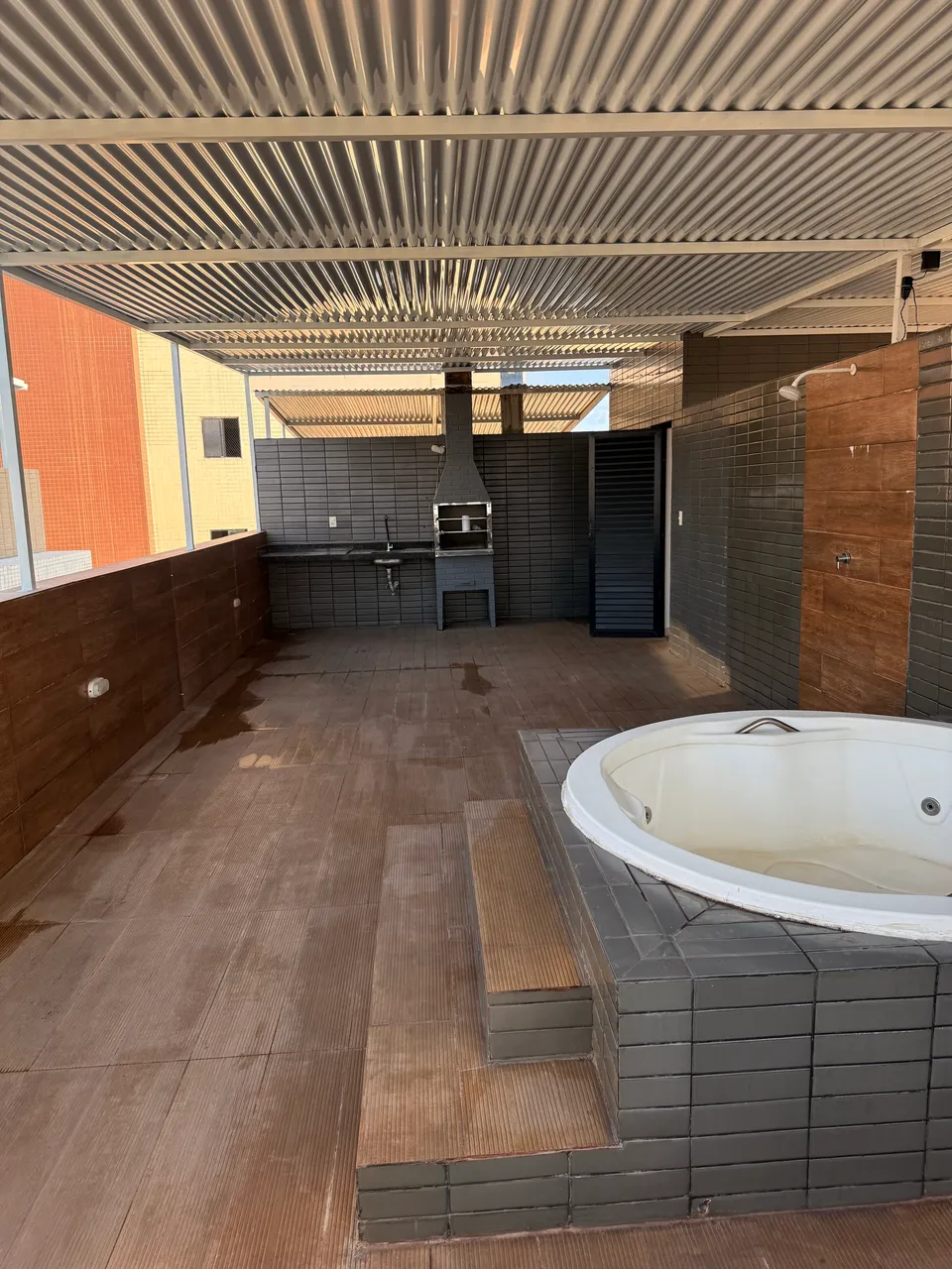 Balcony with a grill in a 2-bedroom apartment, 110 m² — photo 8