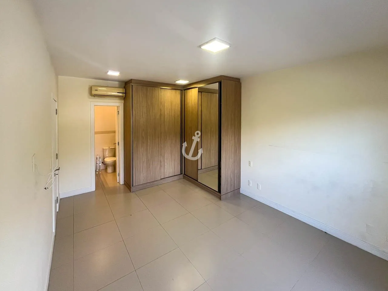 278 m² house with open kitchen and 3 en-suite bedrooms — photo 17