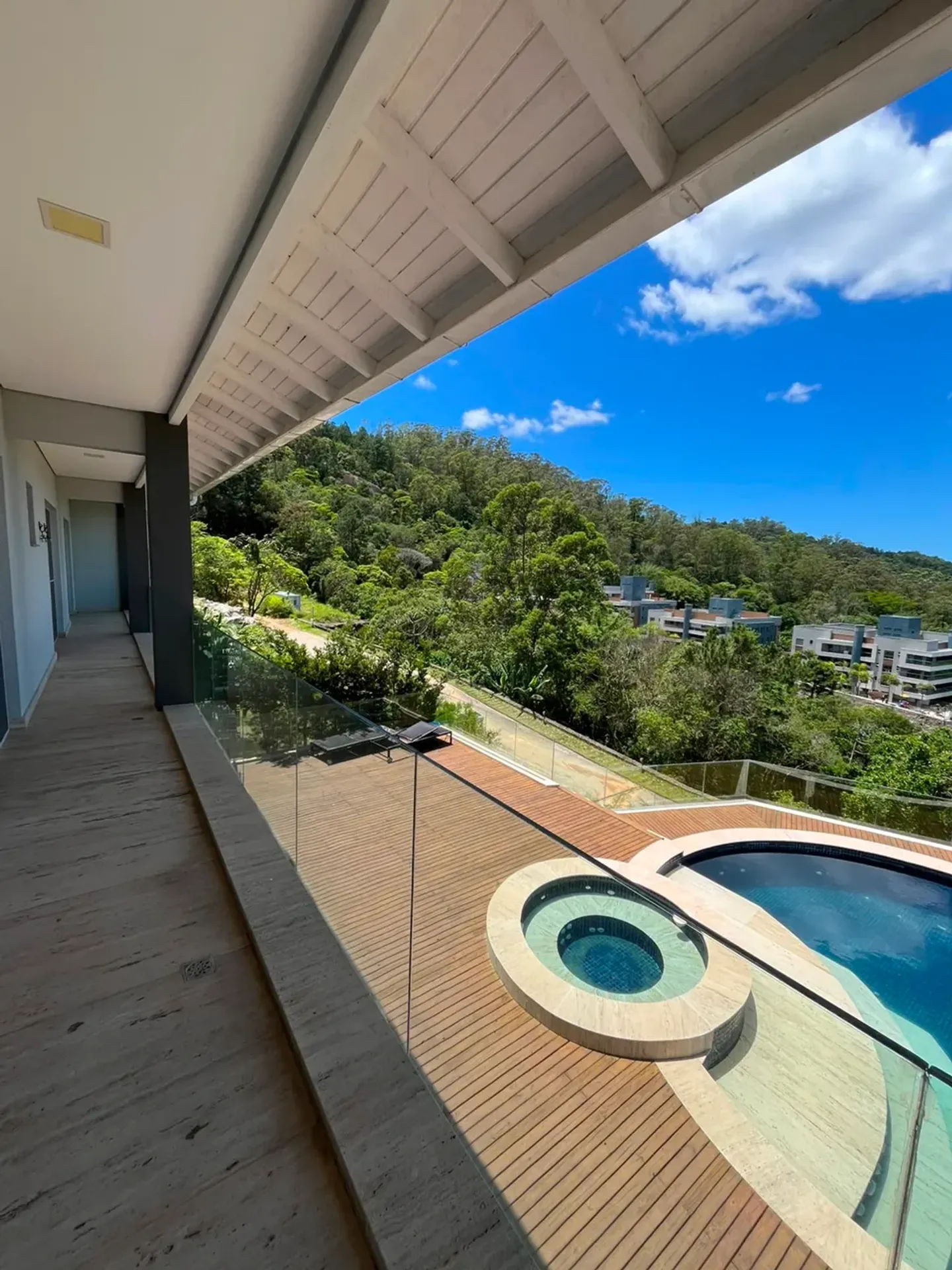 Casa de 1000 m² con vista al agua y chimenea — photo 71