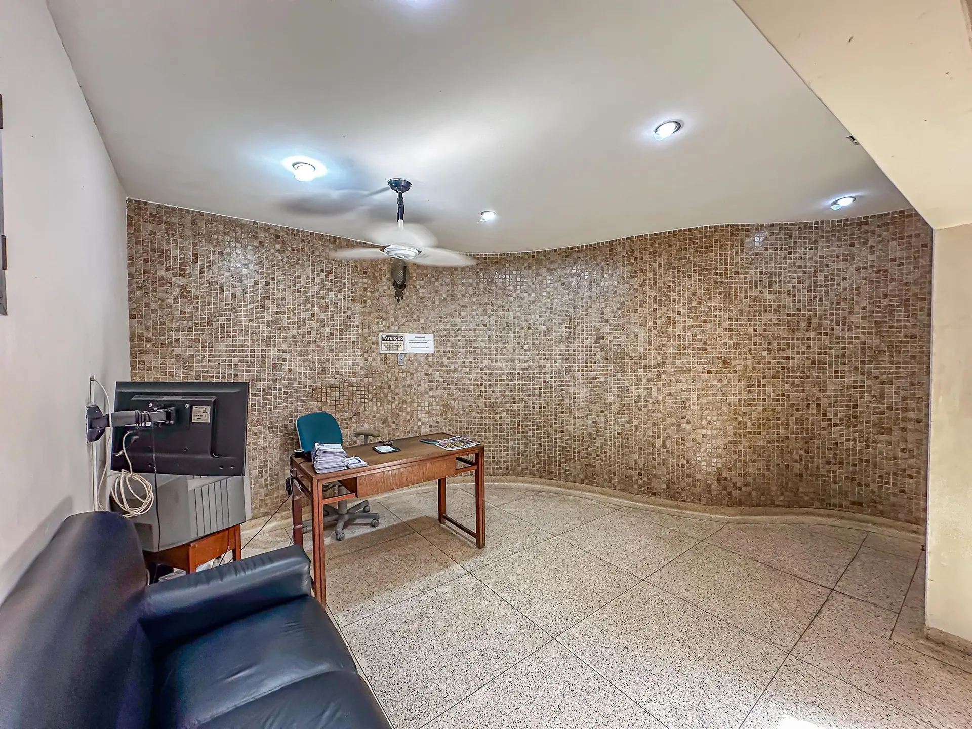 Furnished 1-bedroom apartment with an open kitchen — photo 4