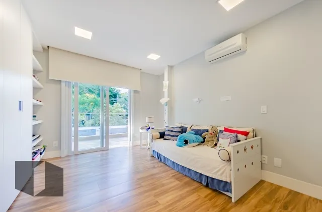 Condominium house with 5 bedrooms and 5 bathrooms — photo 16
