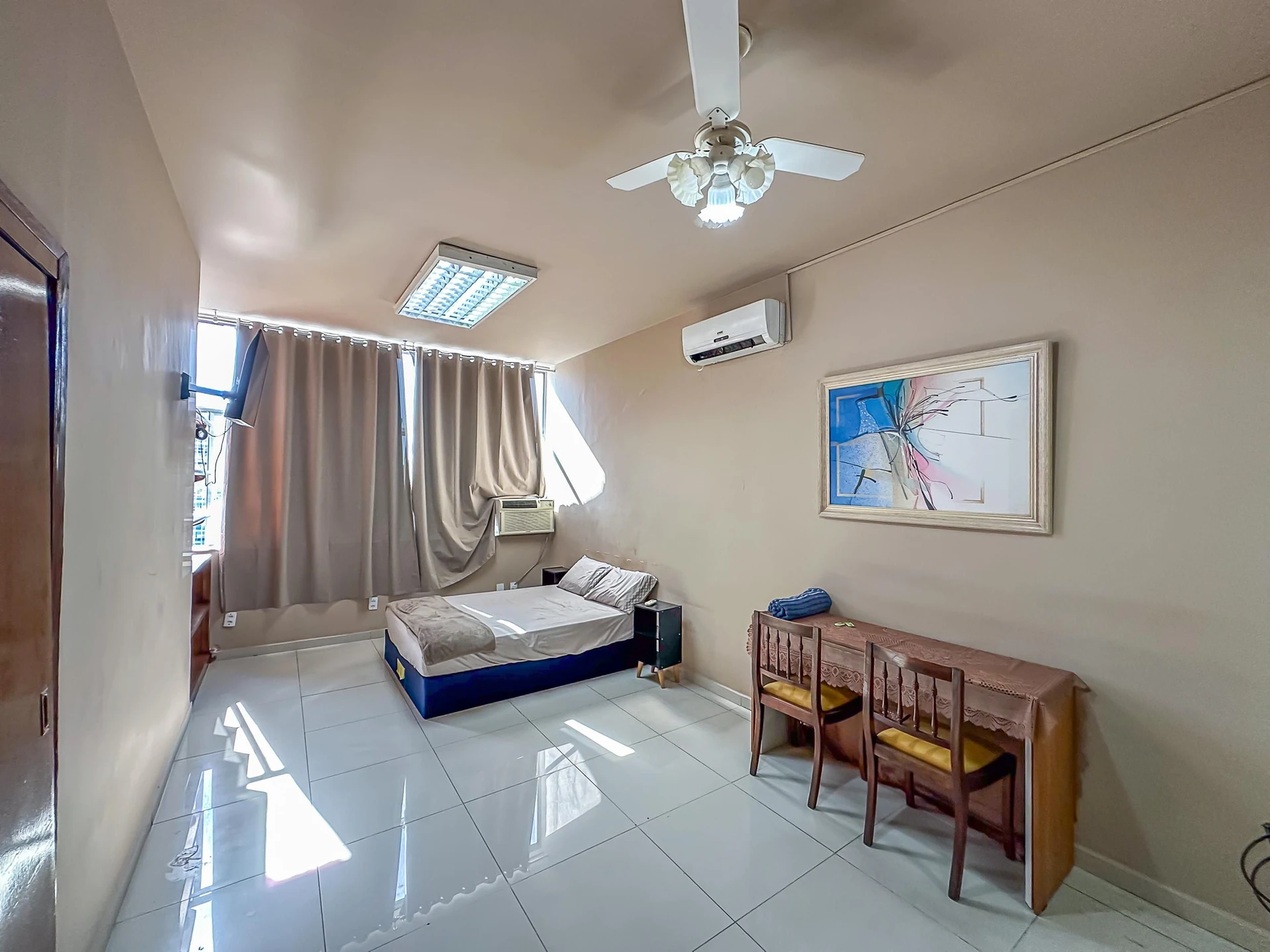 Furnished studio with a kitchenette and 1 bathroom — photo 3