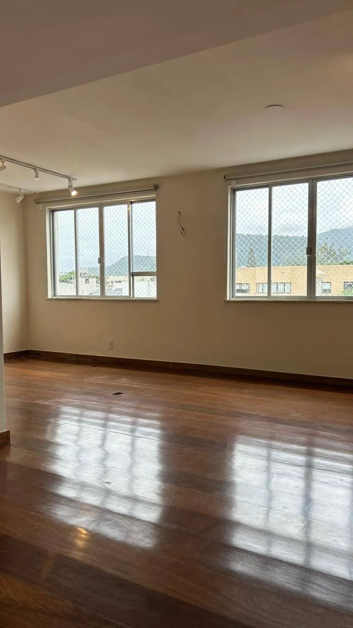 Apartamento com 5 quartos e varanda fechada com vidro — photo 12