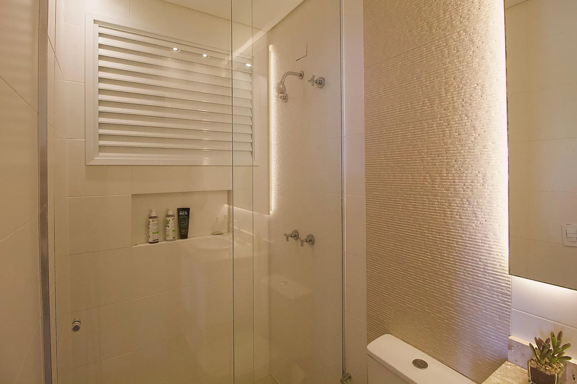 Квартира 80 м² з панорамними вікнами та заскленим балконом — photo 39