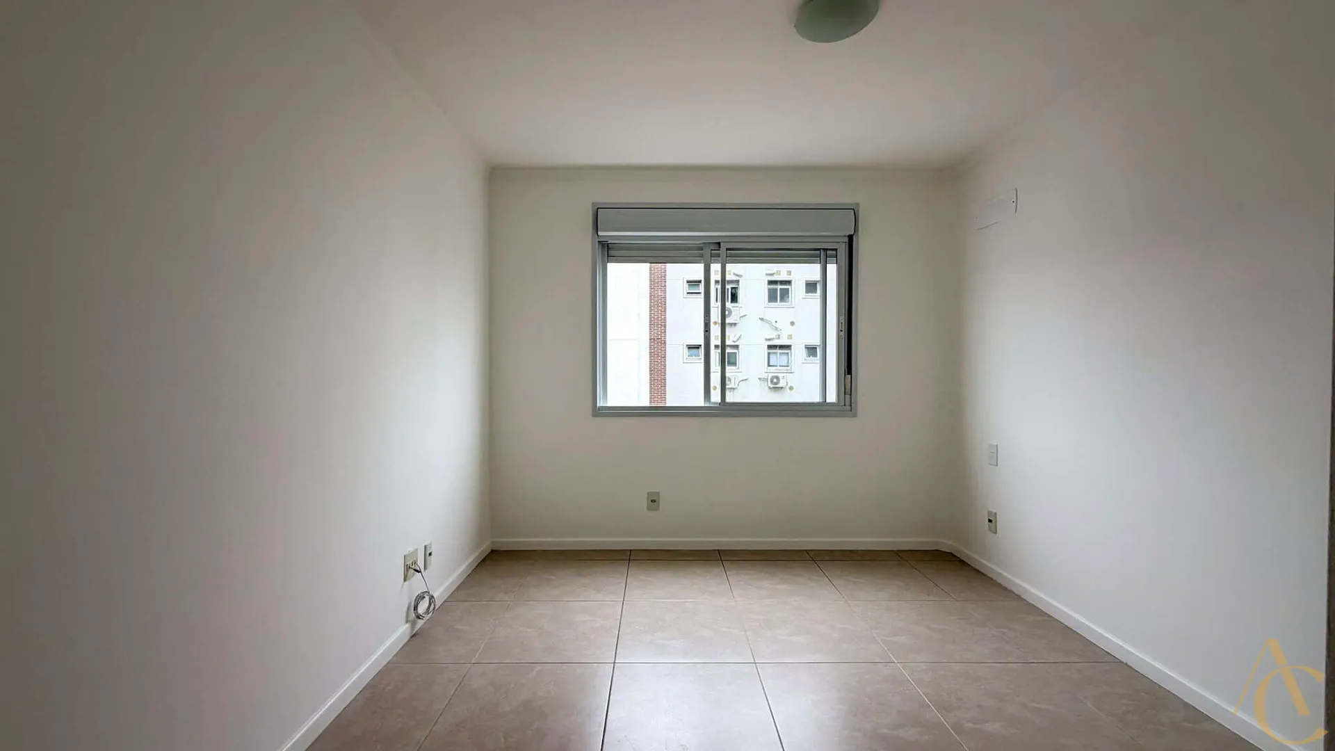 Balcony with a grill in a 3-bedroom apartment, 97 m² — photo 41