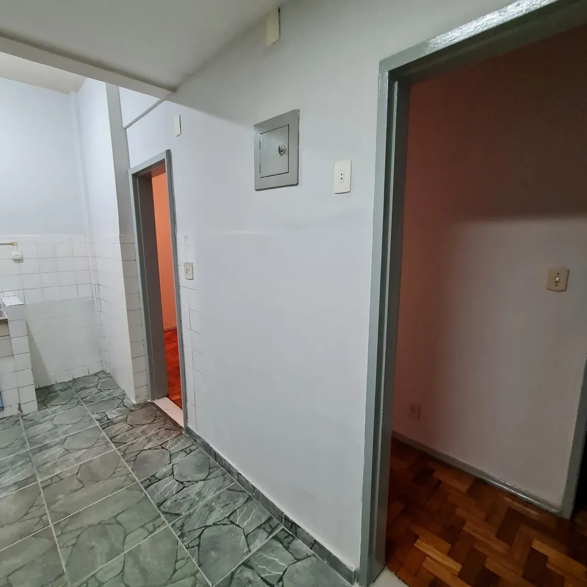 Apartment on the 9th floor with wood or laminate floors — photo 14