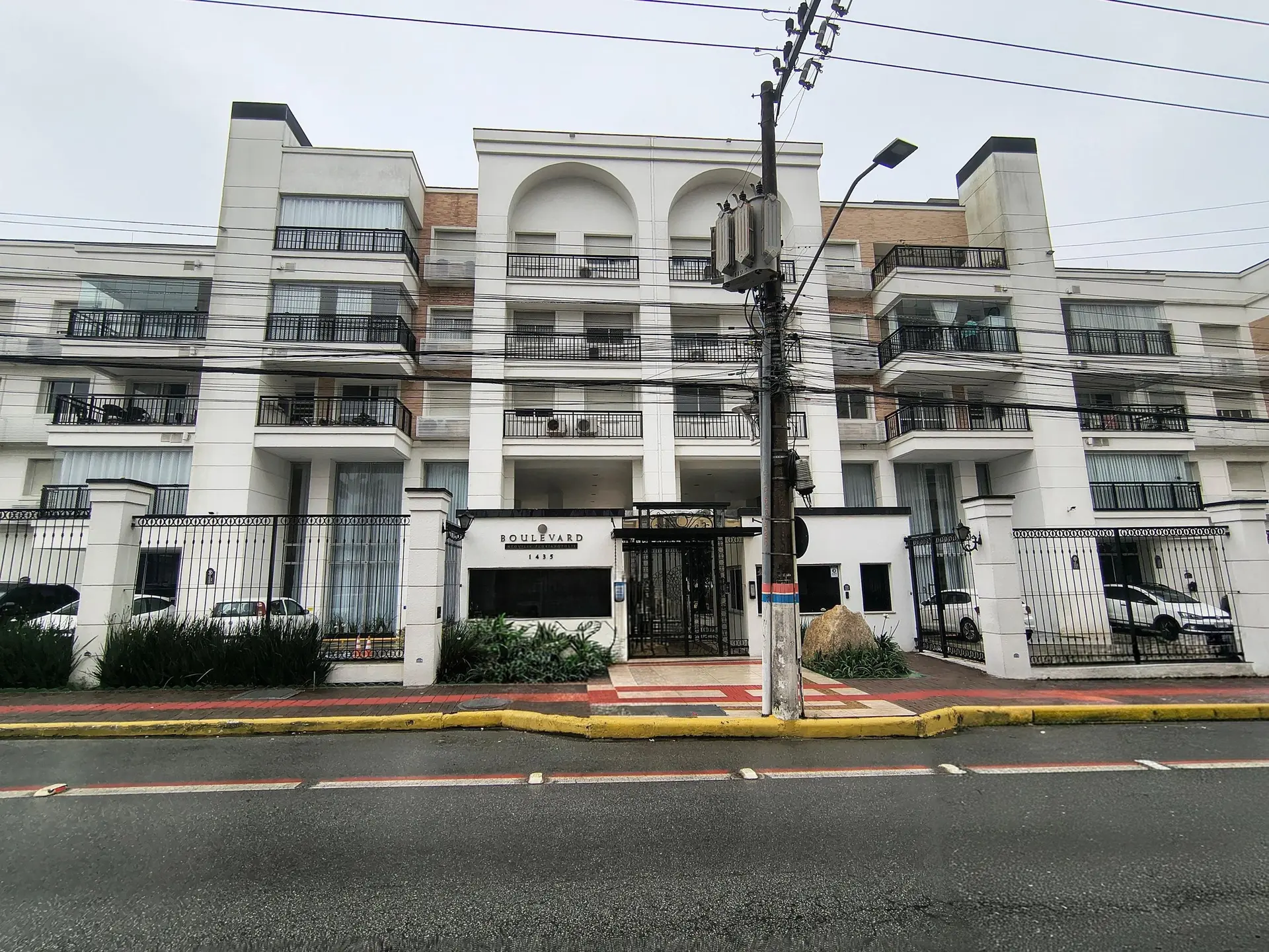Furnished apartment, 100 m², with a grill on the balcony — photo 42