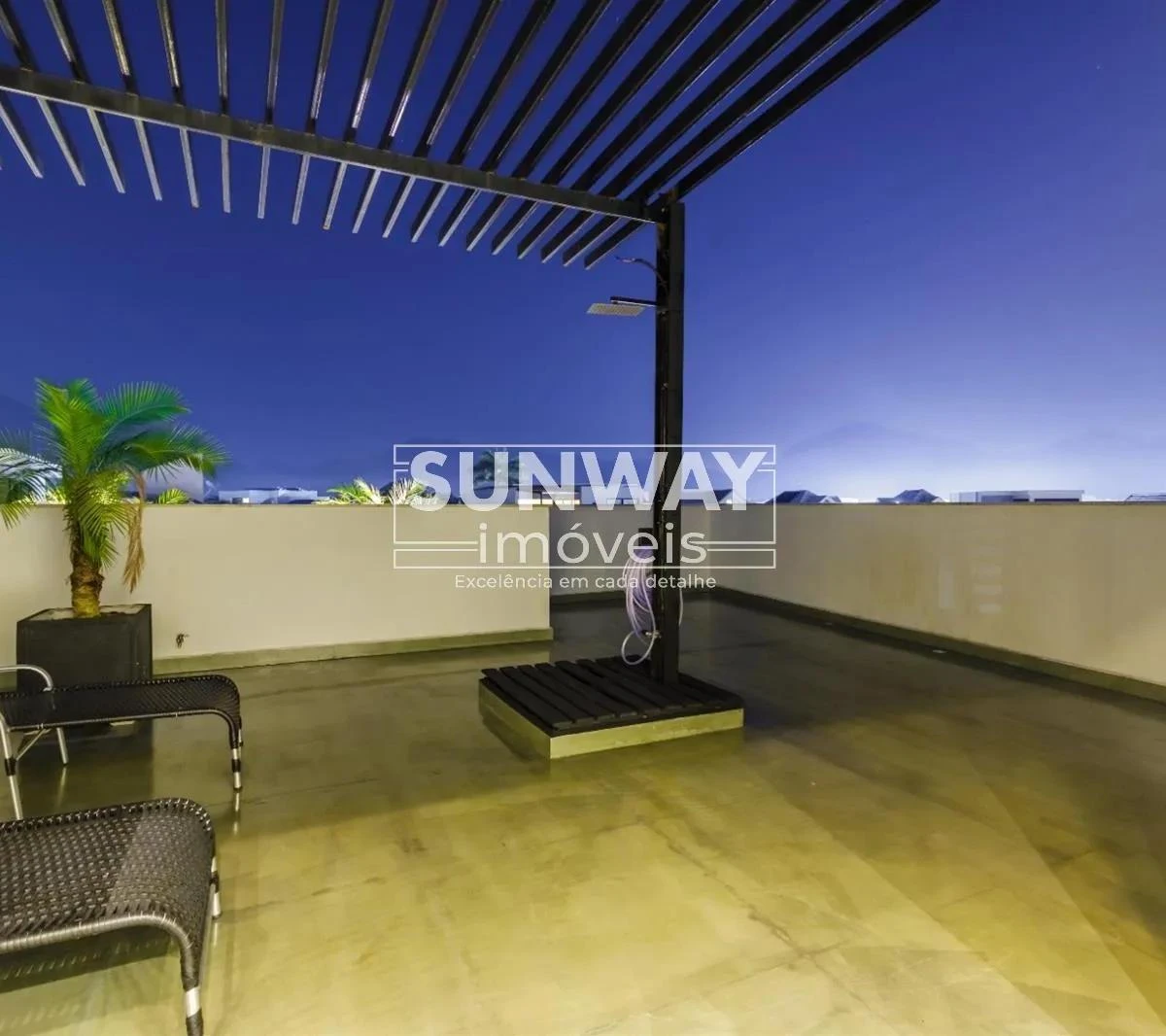 601 m² house with floor-to-ceiling windows and a home office