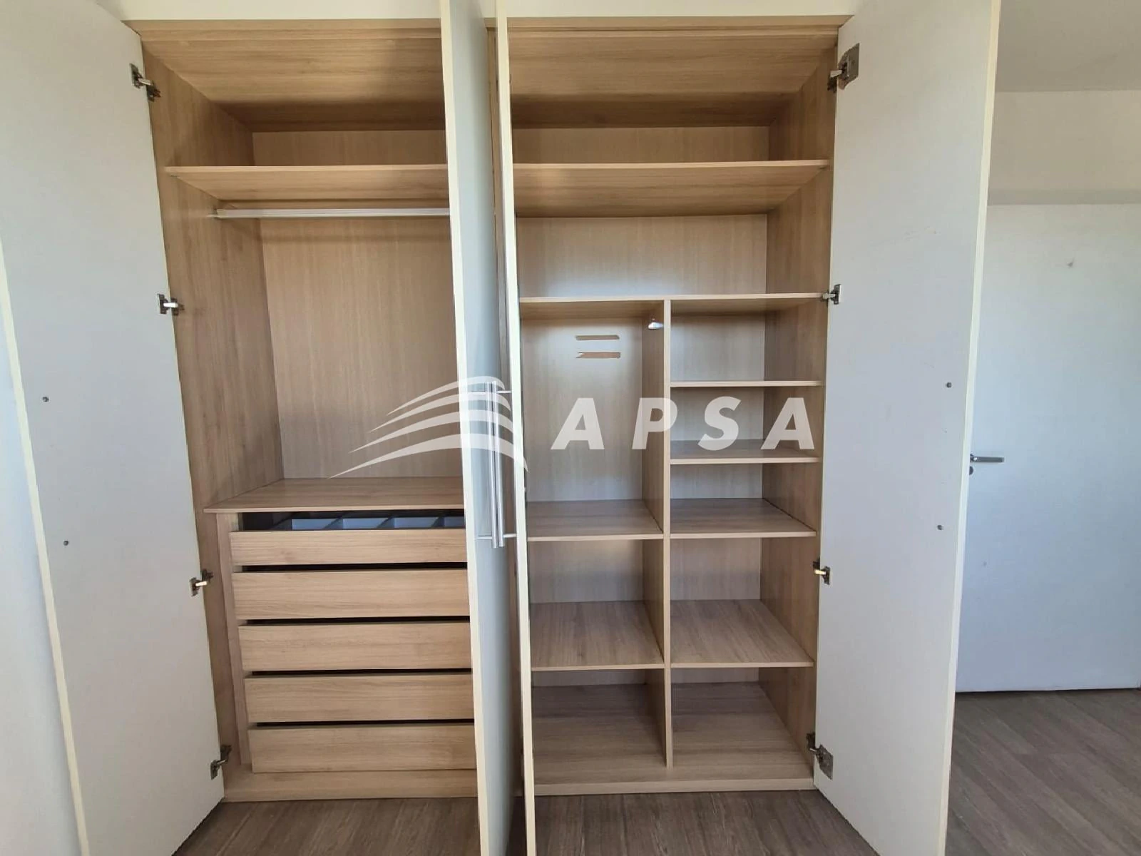 Apartamento de 2 quartos com piso de madeira ou laminado — photo 19