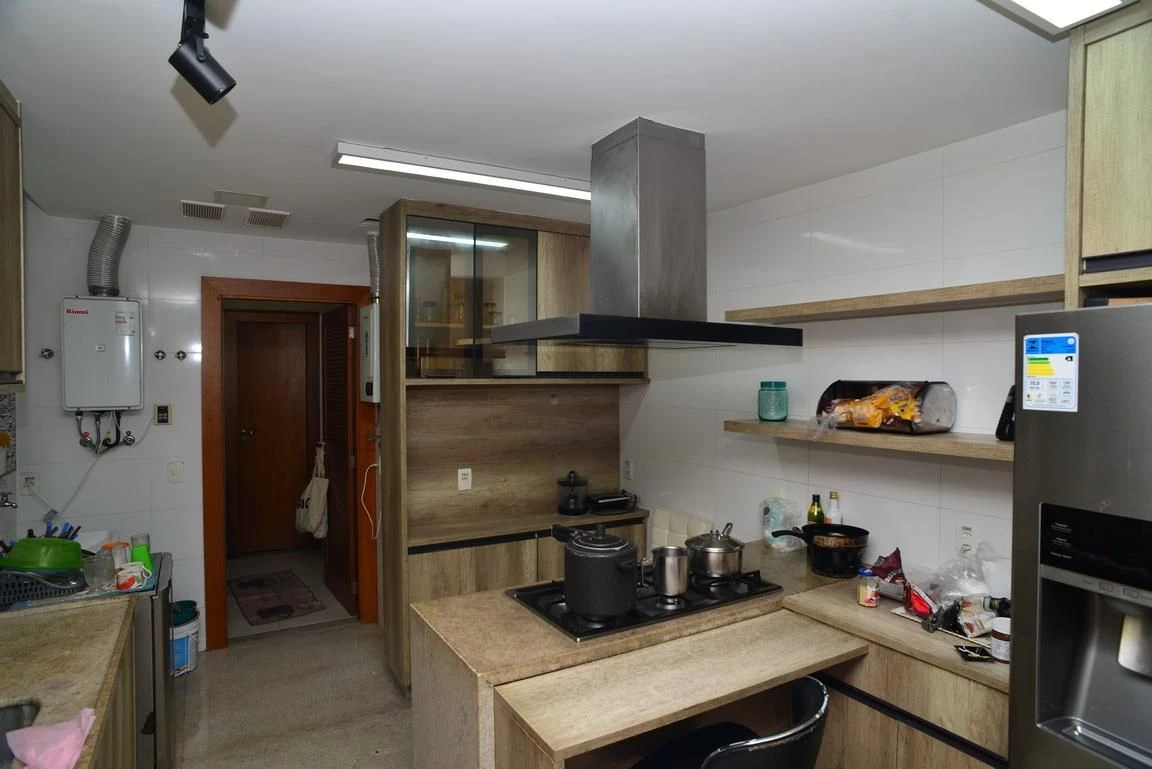 Furnished apartment, 300 m², with a glass-enclosed balcony — photo 14